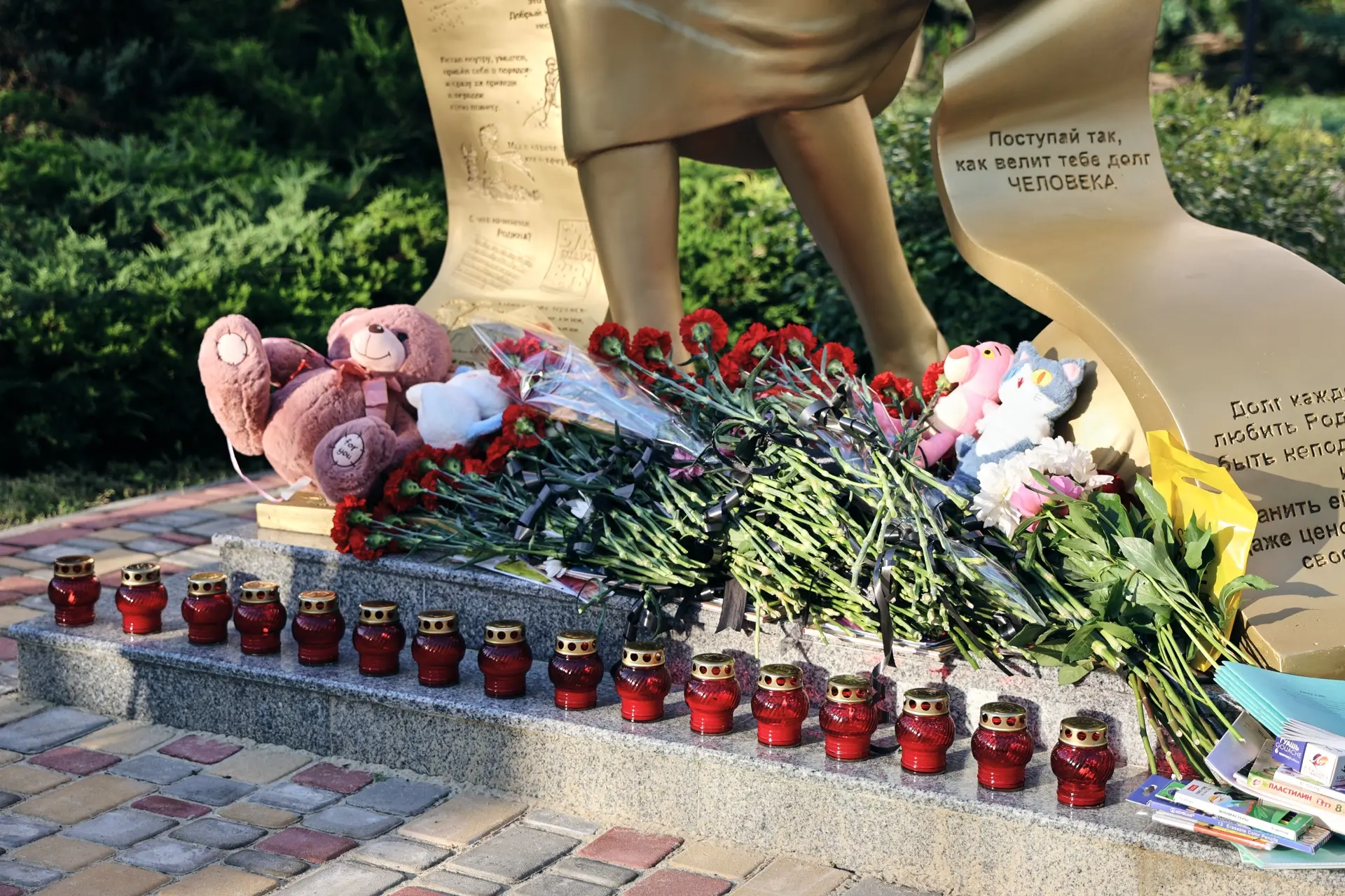 Вместе с коллегами и молодёжью возложили цветы в память о погибших студентах Старобельс...