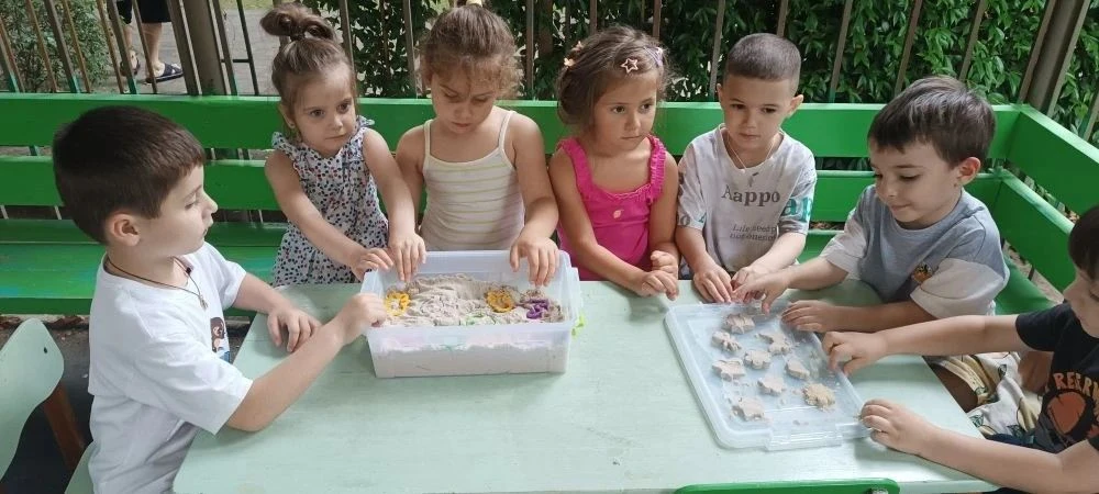 🏖️ Песочные фантазии в группе «Ромашка»! 🏖️

Сегодня ребята погрузились в удивительный мир песка и