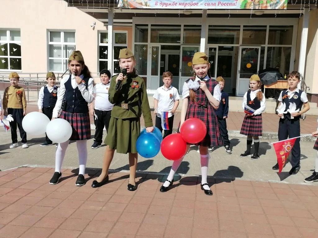 Накануне Дня Победы в школе прошла серия торжественных мероприятий. Эстафету памяти открыли самые юн