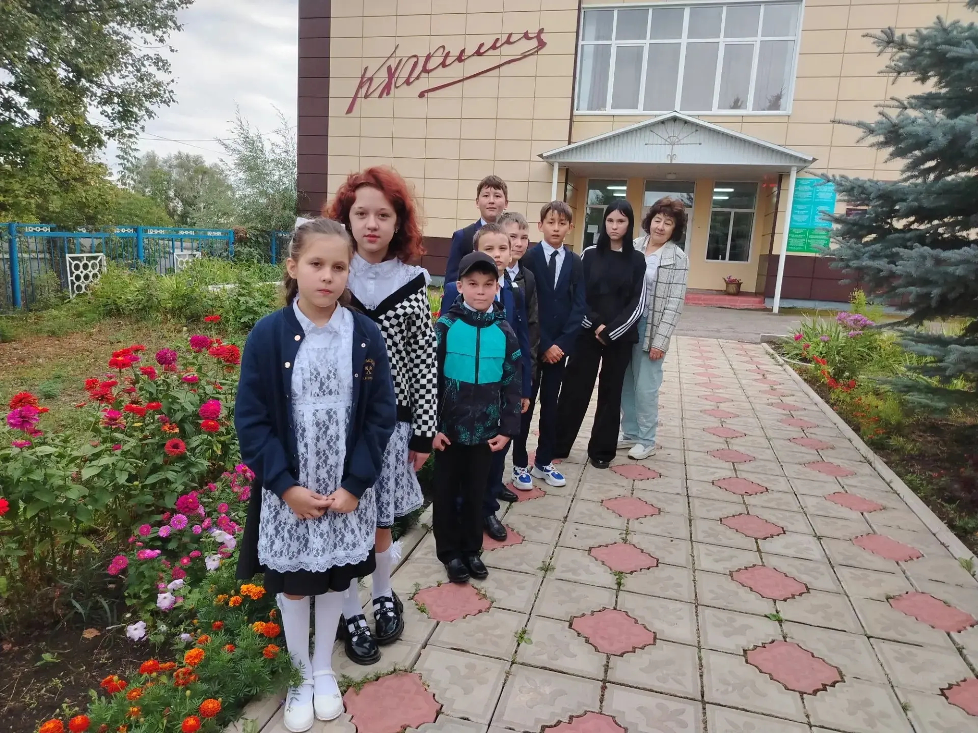 1 сентября — день, когда даже воздух пахнет по-другому.