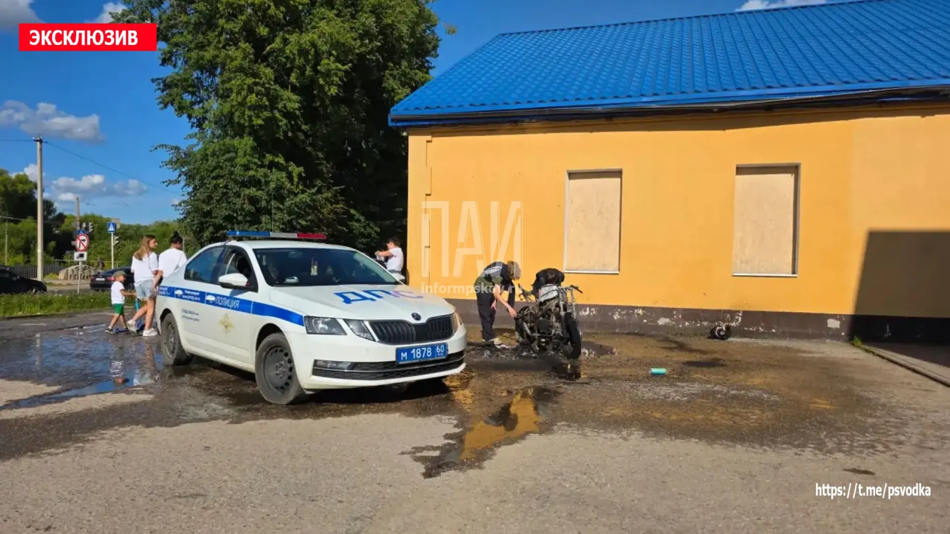 В Острове, на улице Карла Маркса у дома 7, около магазина «Пятерочка», произошло возгорание мотоцикл