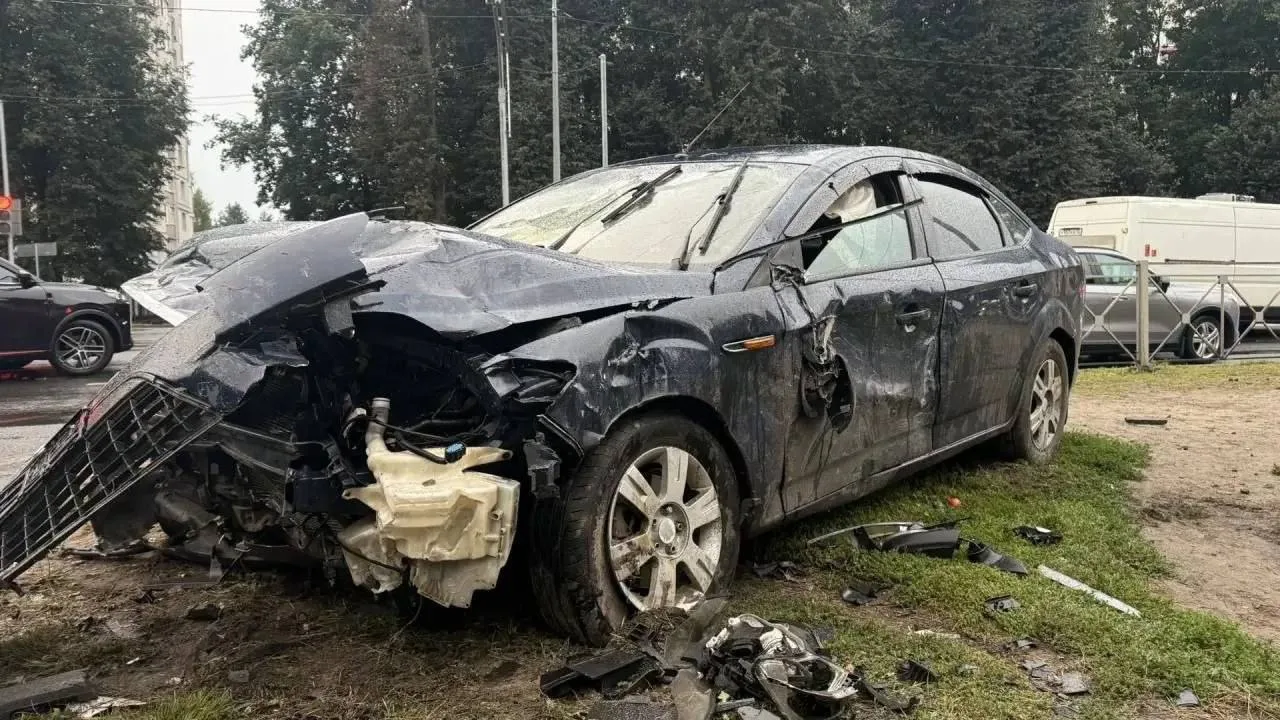 ⚡️В Брянском районе на трассе Р-120 столкнулись LADA Vesta и Ford Mondeo