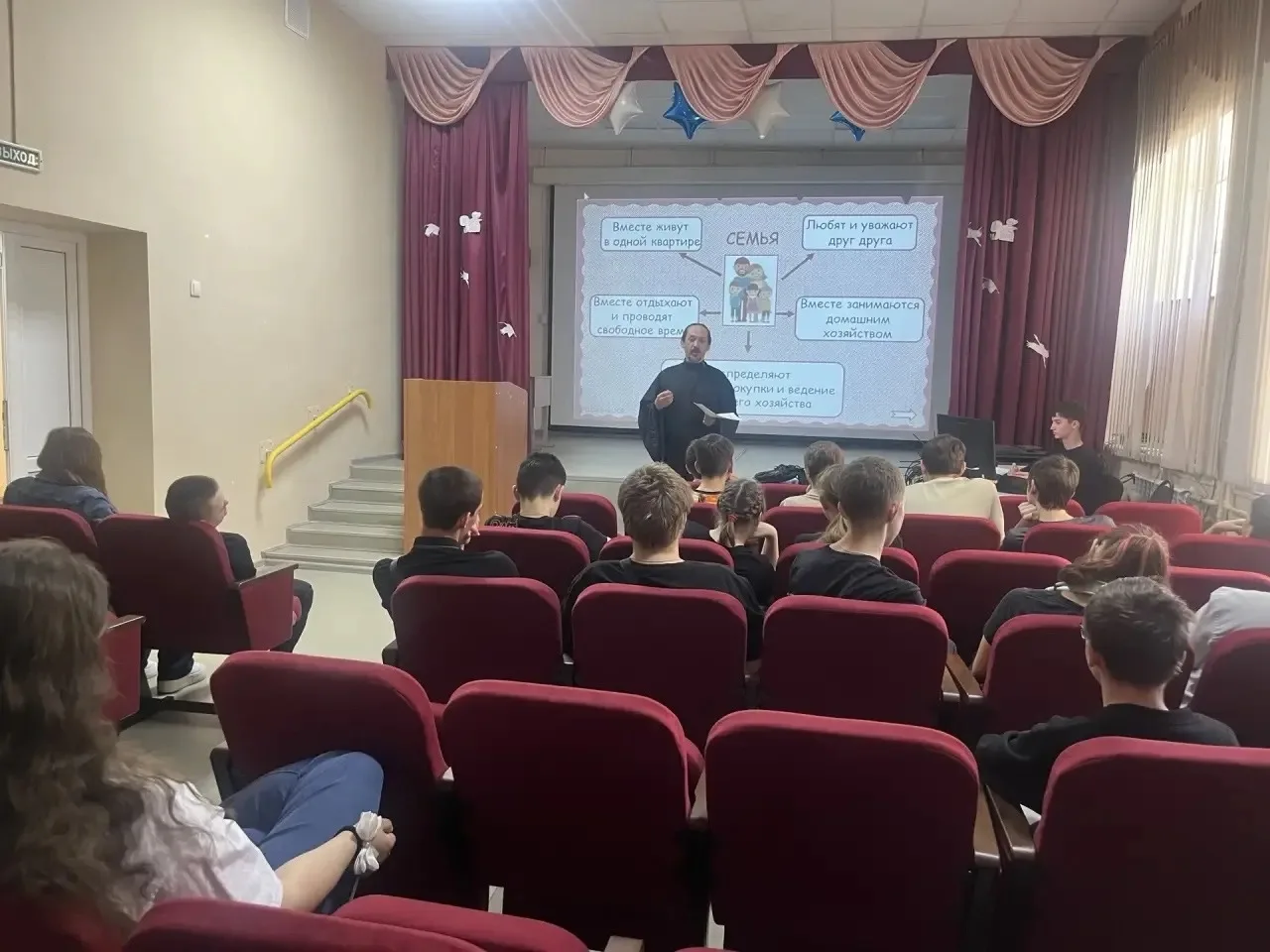 ✅В нашей школе стал хорошей традицией разговор по душам с протодиаконом Никитского храма отцом Влади