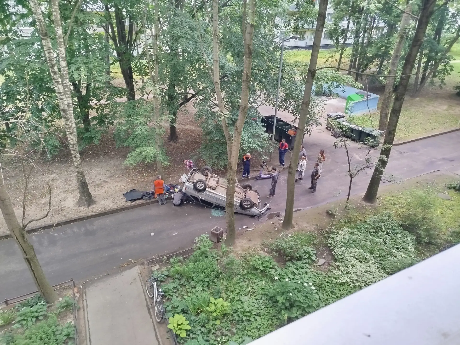 Двор на Демьяна Бедного, 10к1. Наехал на урну.