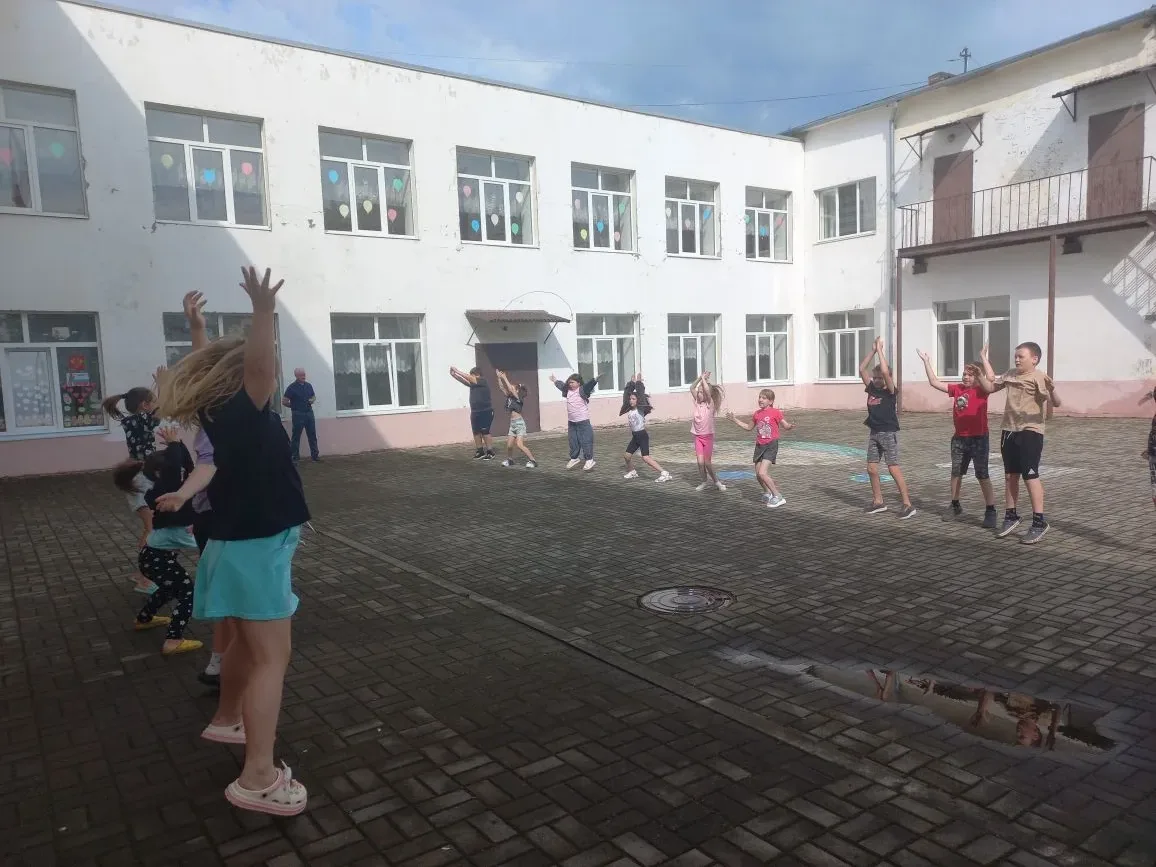 ☀🌈 Летний лагерь в Семибалковской школе.
🇷🇺 В преддверии Дня России в пришкольном лагере «Радуга»