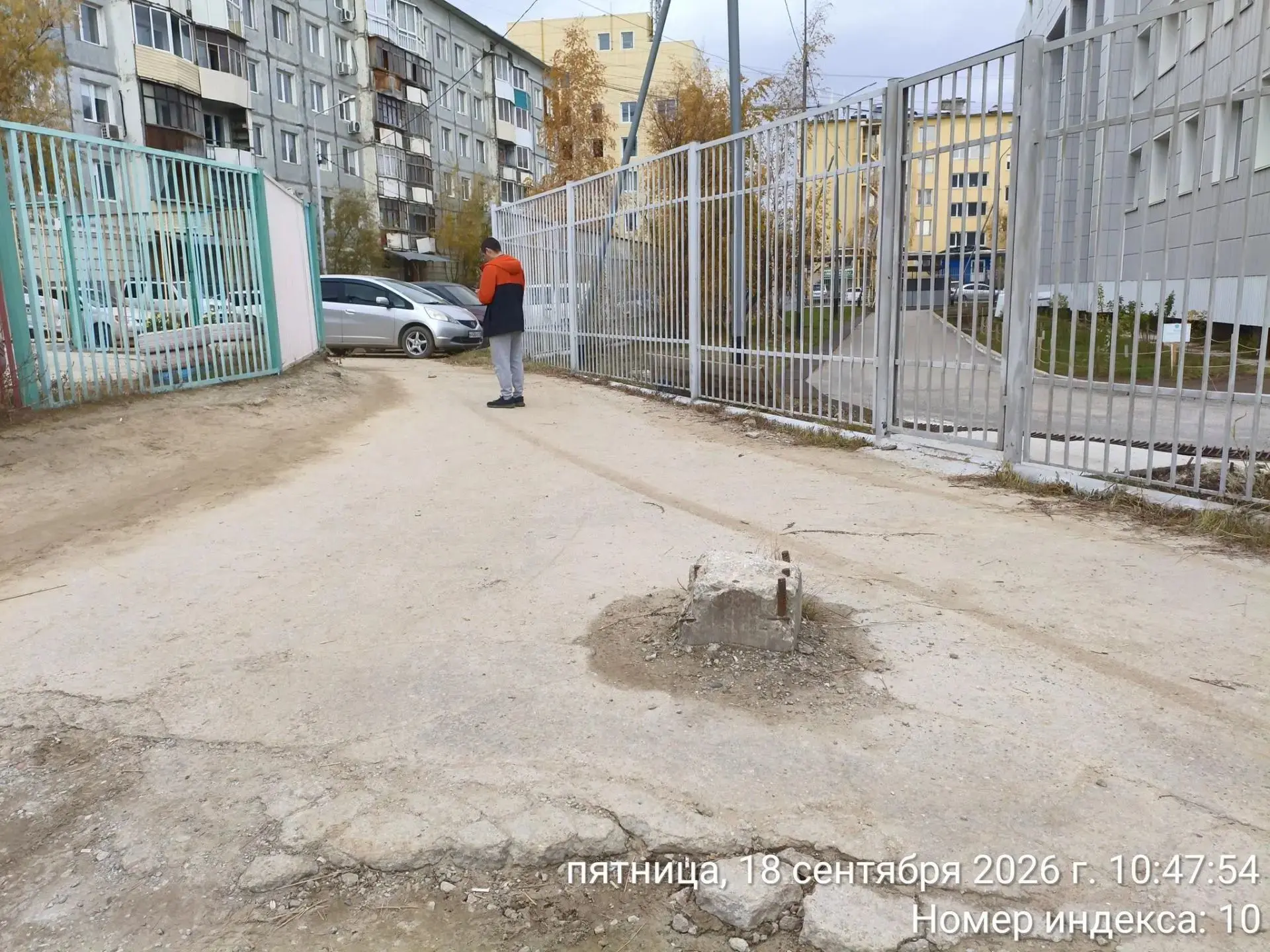 Управа убрала опасную бетонную сваю возле школы № 29