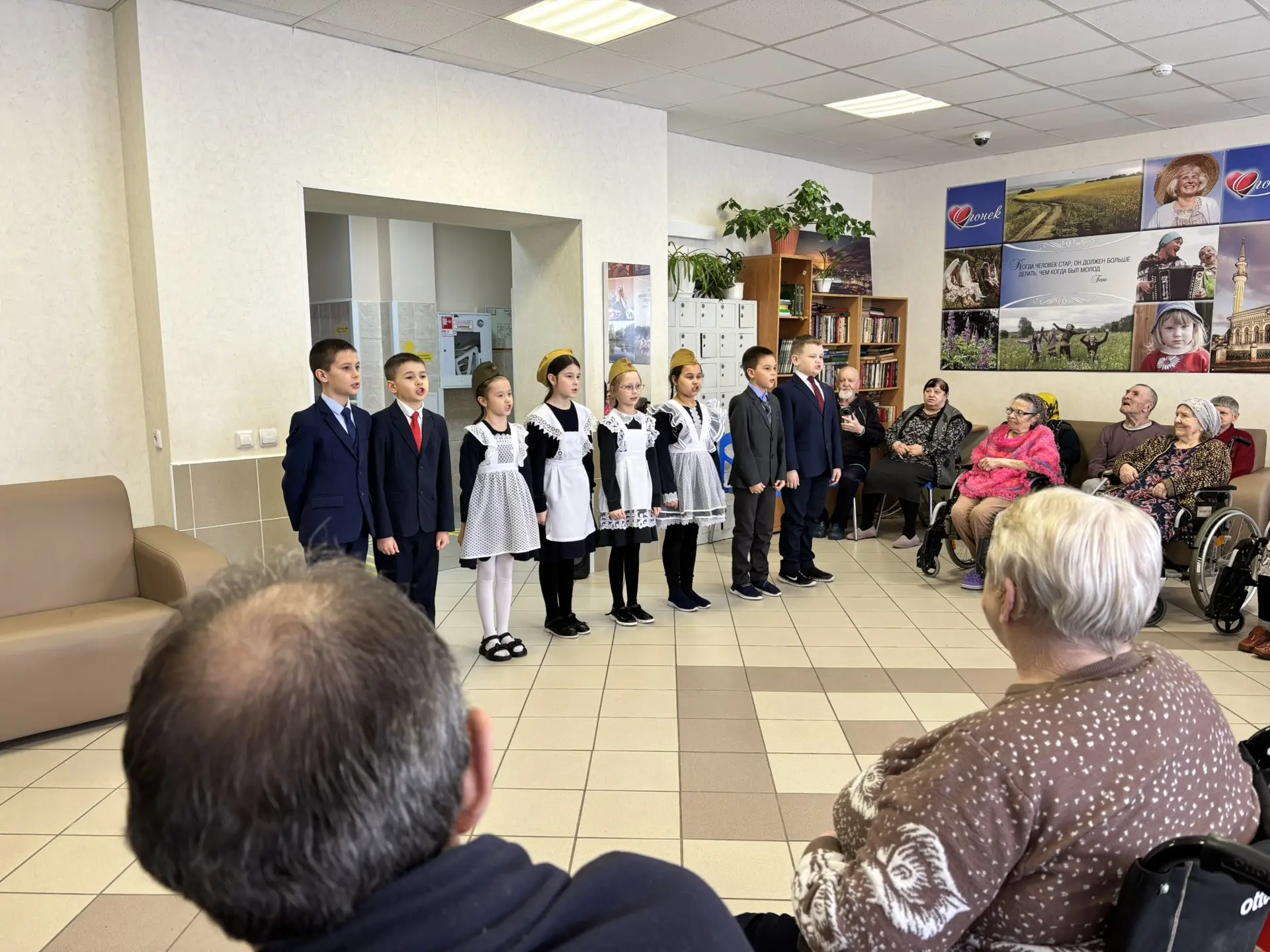 🇷🇺 От всего сердца: Лицеисты подарили тепло жителям дома престарелых