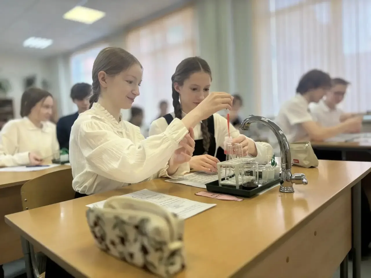 Сегодня наша школа превратилась в научно-практическую лабораторию для руководителей. В рамках муници