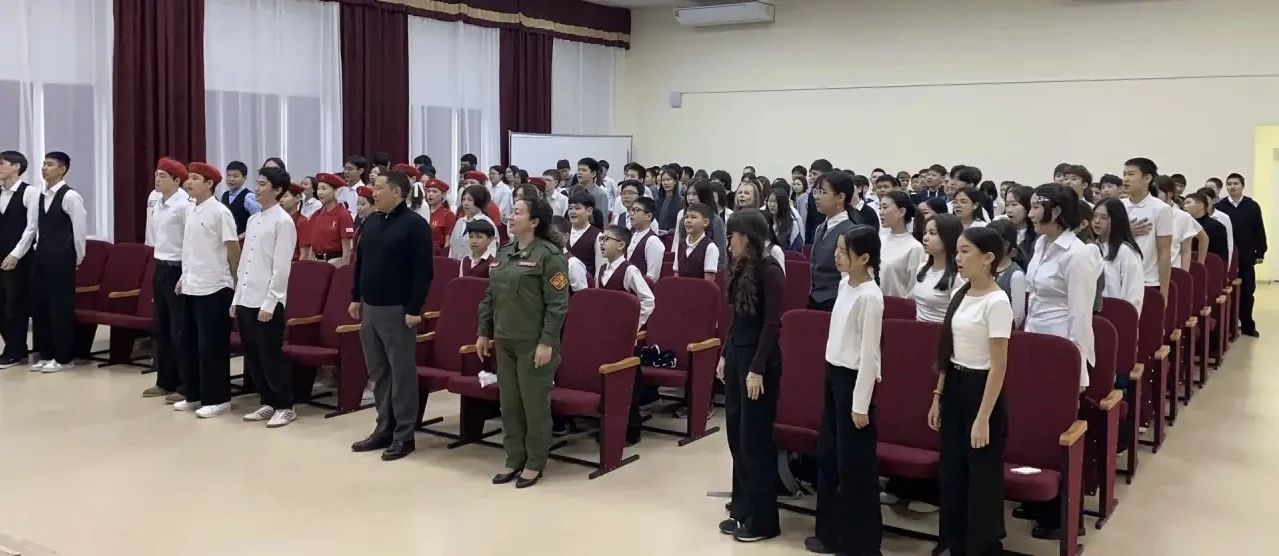 В рядах «ЮНАРМИИ» пополнение! 🇷🇺  Сегодня в нашей школе состоялось знаковое событие — юнармейцы отря