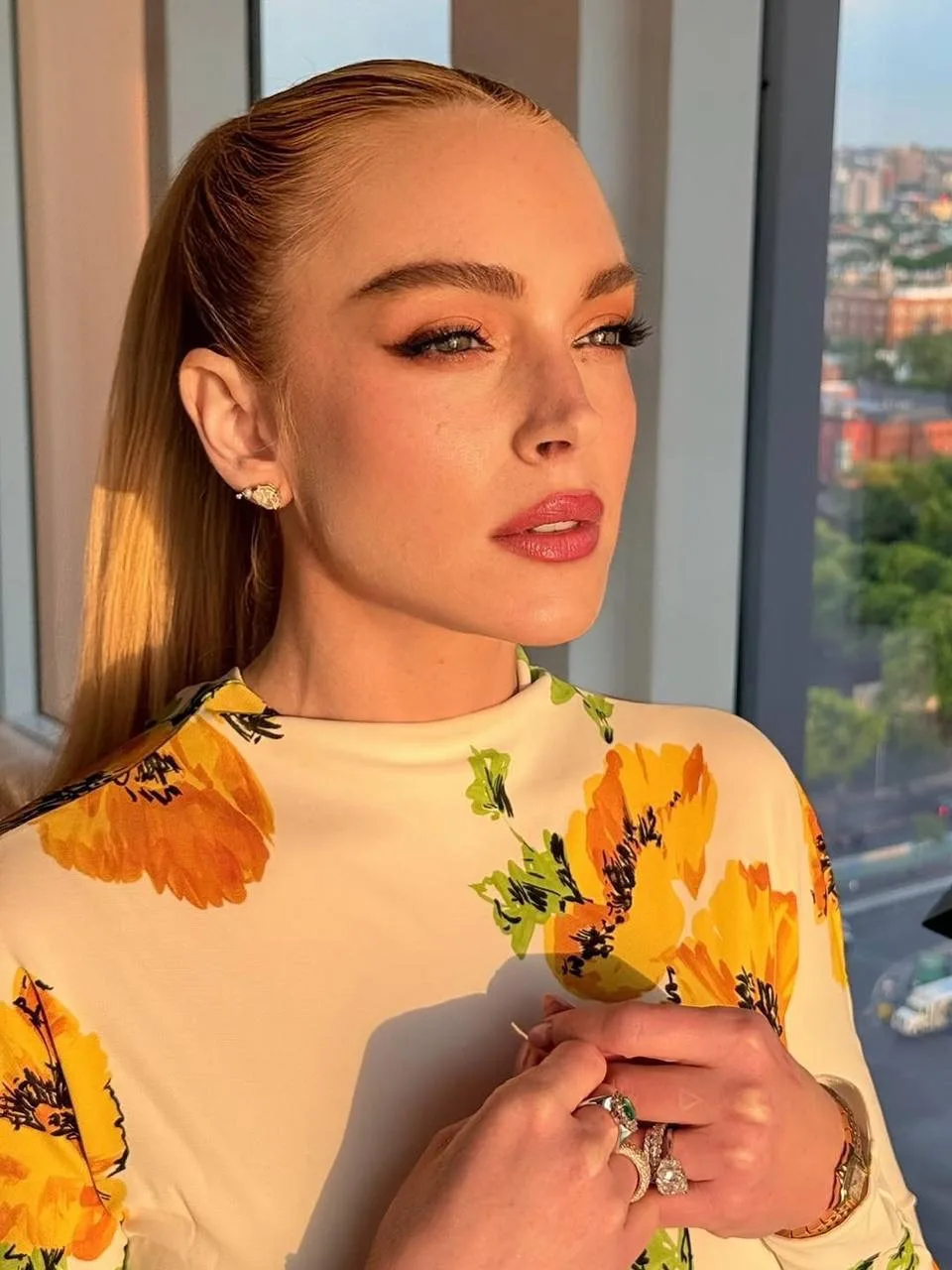 🌻 Линдси Лохан на новых фото делится солнечным настроением.