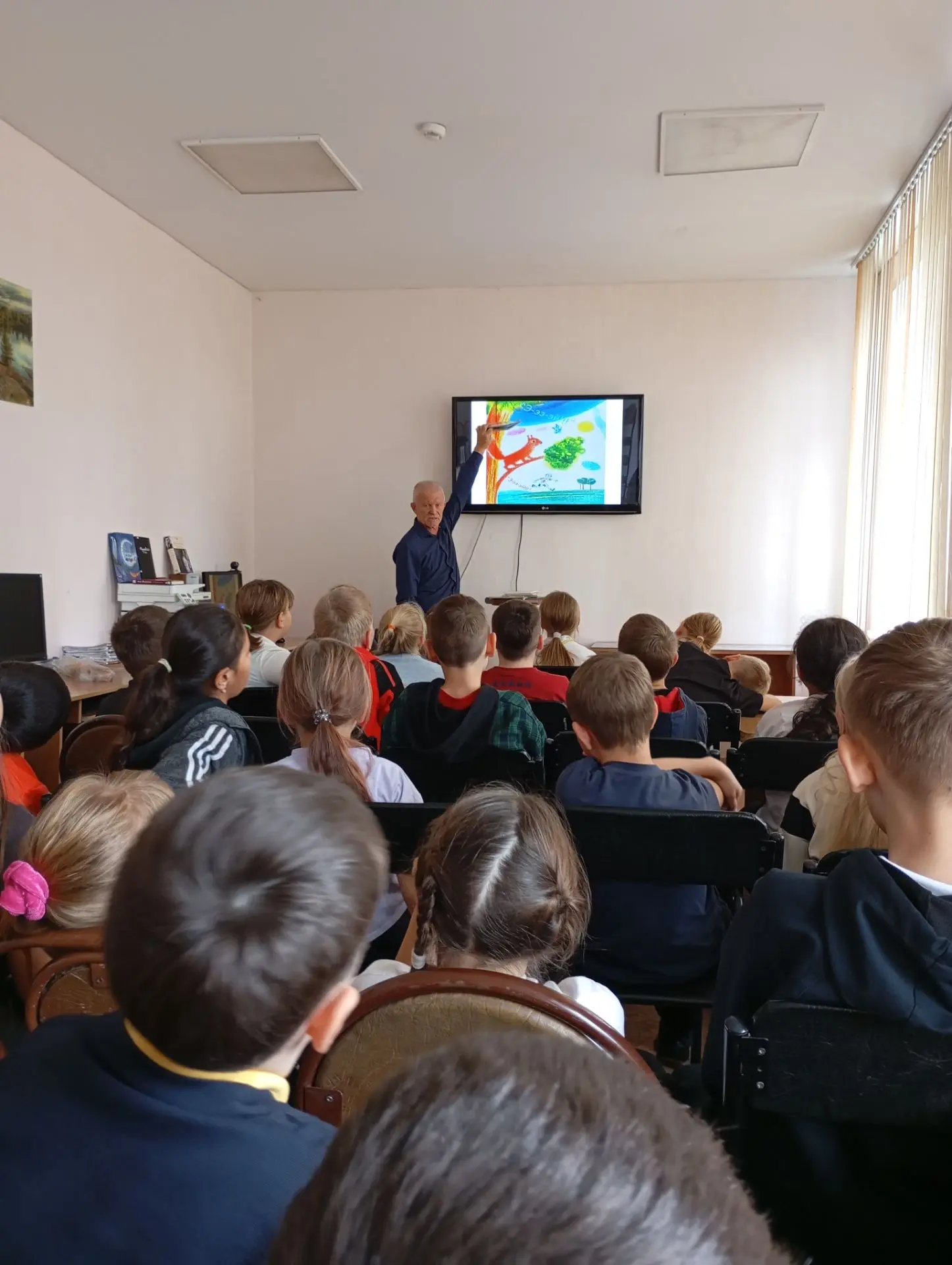 Сегодня 3"Б" были в гостях в библиотеке на встрече с Тихоновым Валерием Евгеньевичем. Д...