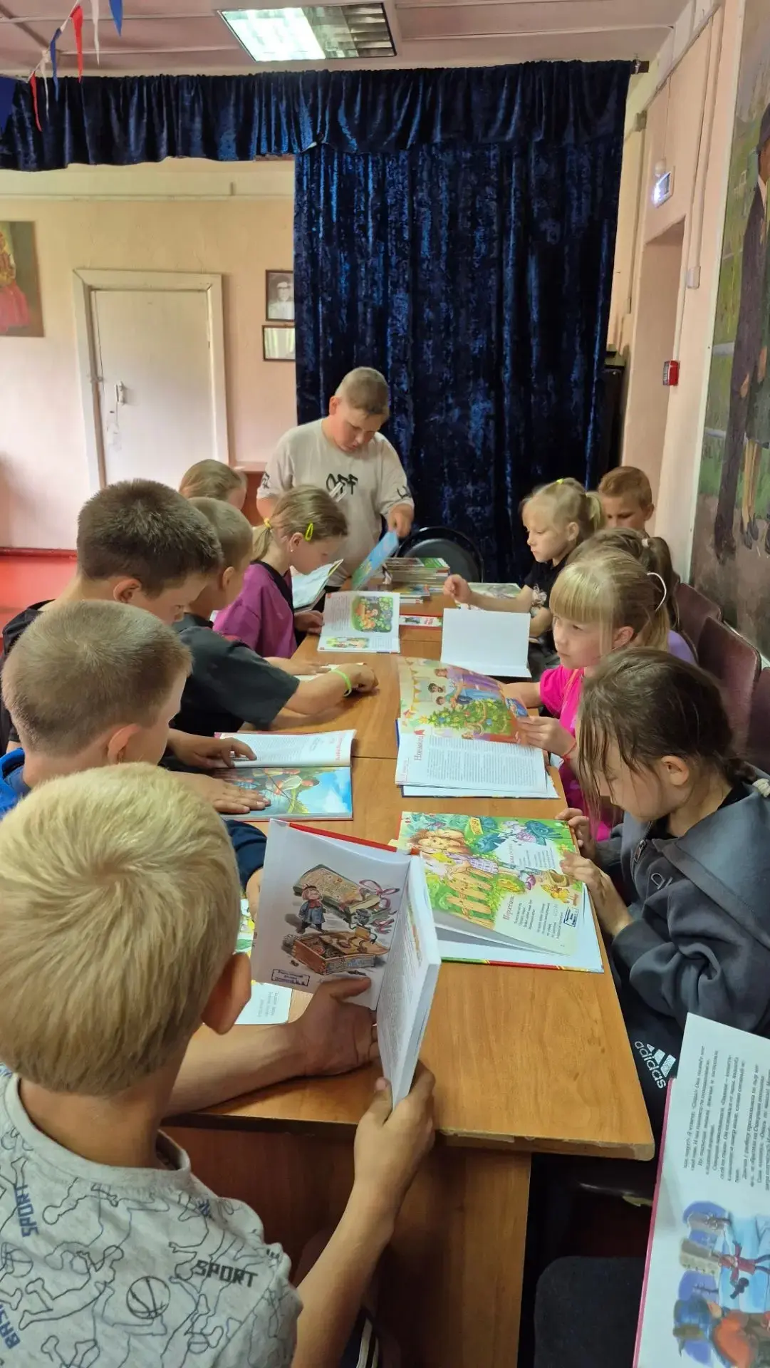 🎉Сегодняшний день в пришкольном лагере прошёл очень познавательно!

 Ребята побывали в сельской биб