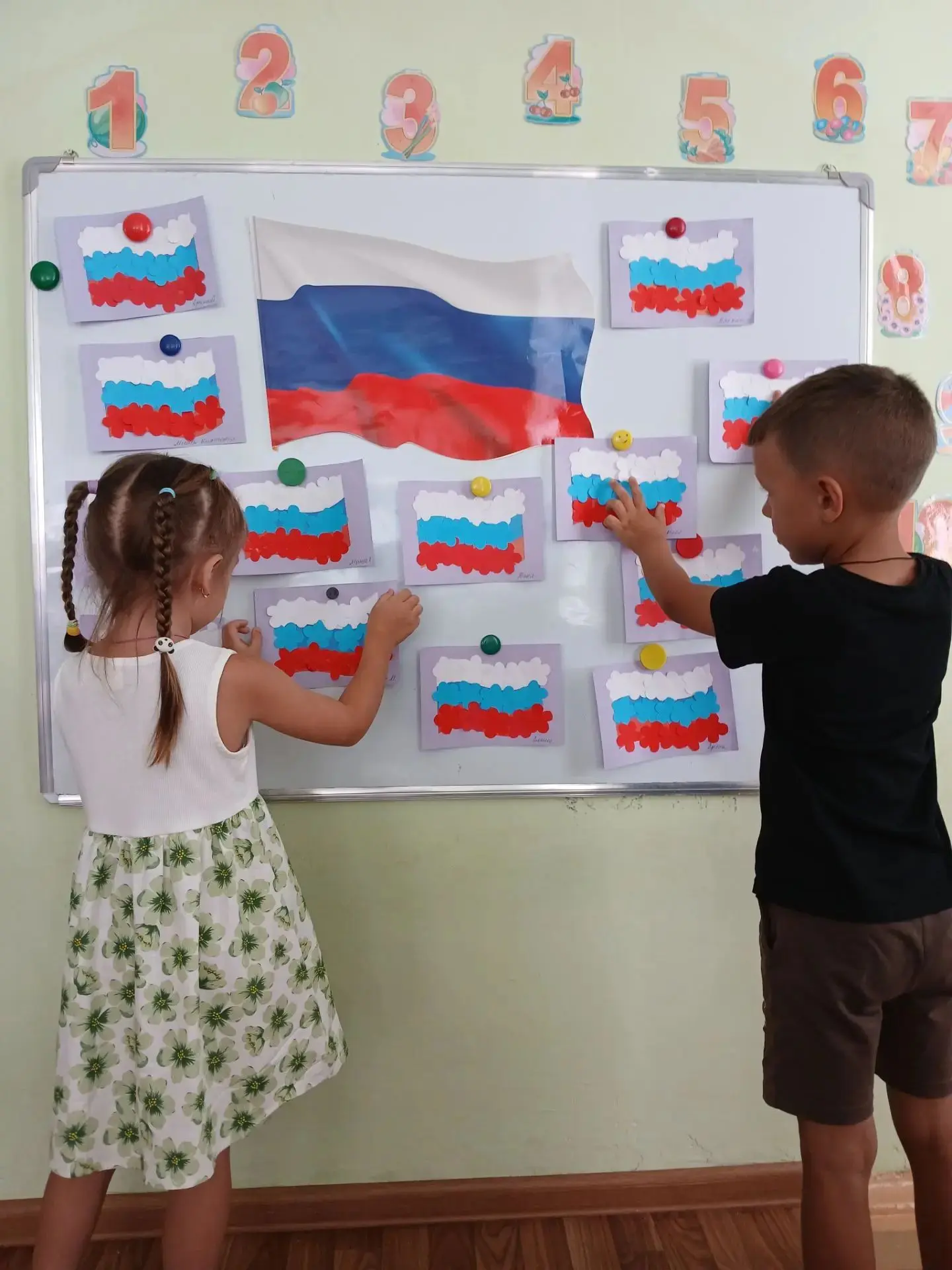 Сегодня, в честь Дня российского флага, ребята группы "Непоседы" читали стихи и делали ...