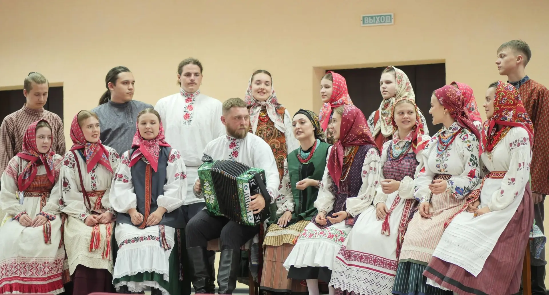 Выпускницы народного хора на госэкзамене все получили "Отлично"!
Благодаря нашему постоянному зрител
