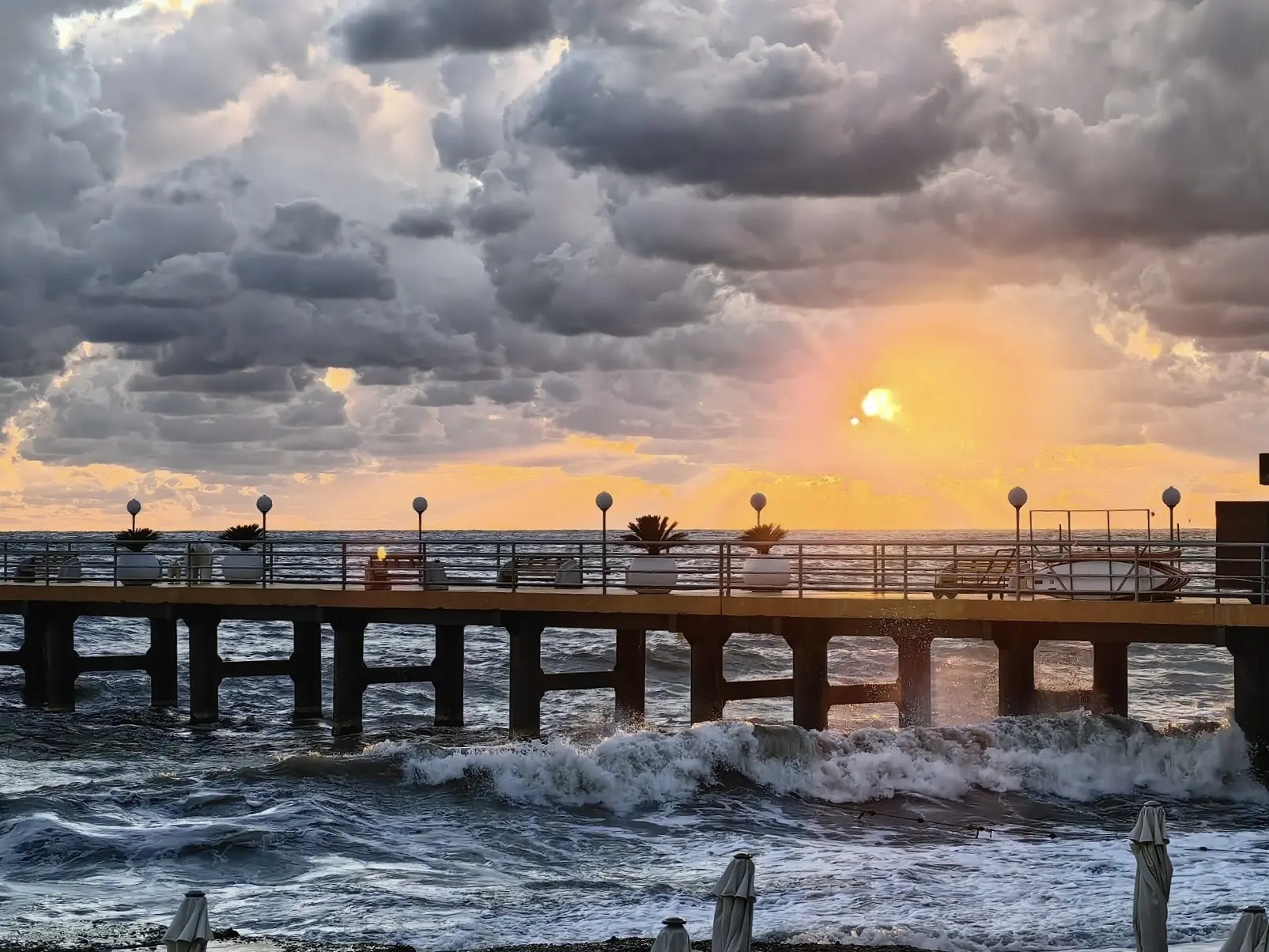 На вечернем небе сегодня настоящий шедевр 😍🌅🌊
