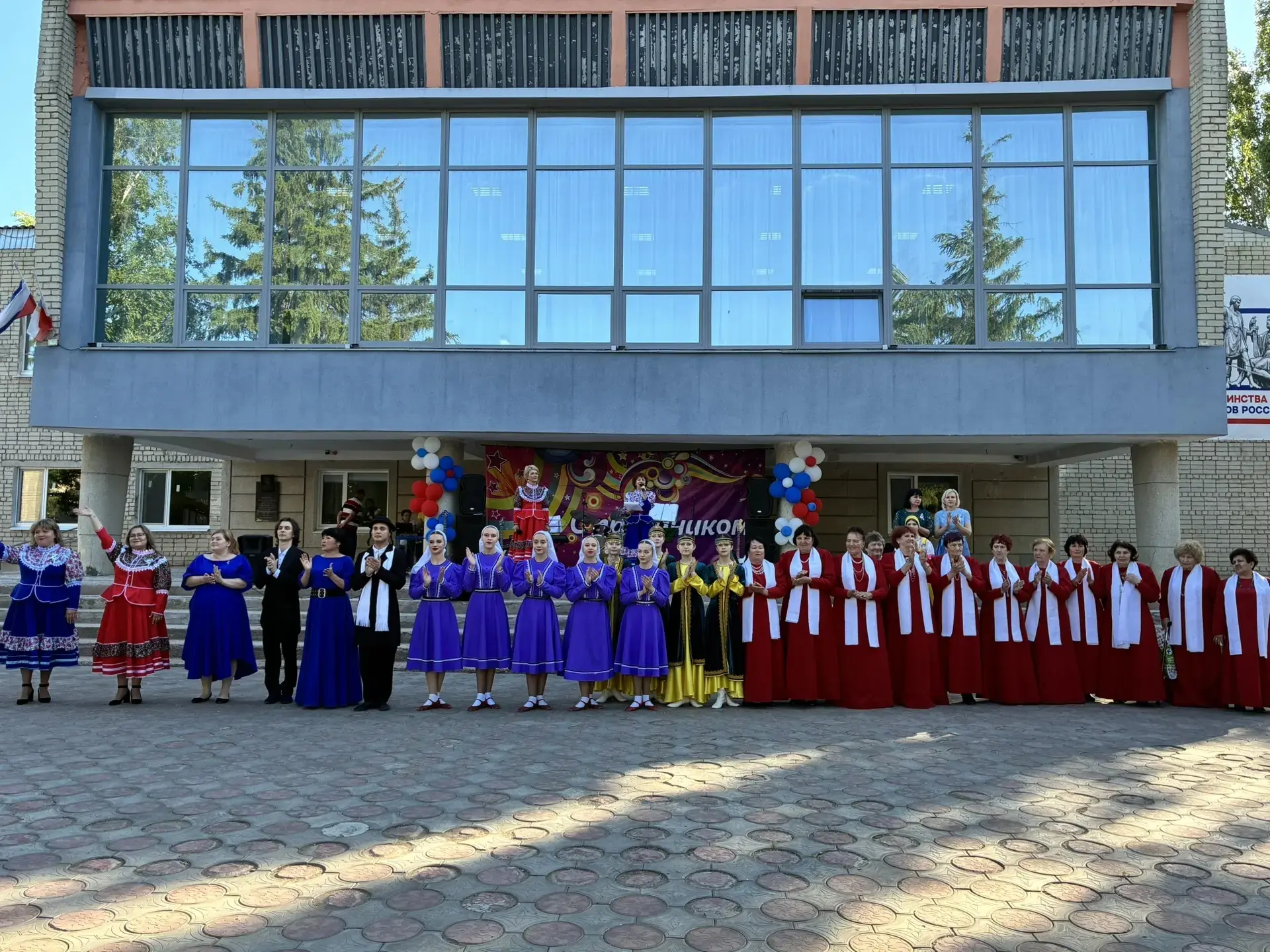 В празлничном концерте, посвящённом Дню России, приняли участие солисты и творческие коллективы Райо