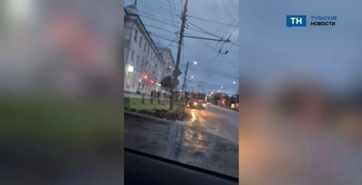В Туле сразу на нескольких улицах загорелись банки 
https://newstula.ru/fn_1886498.html

Пожарные ра