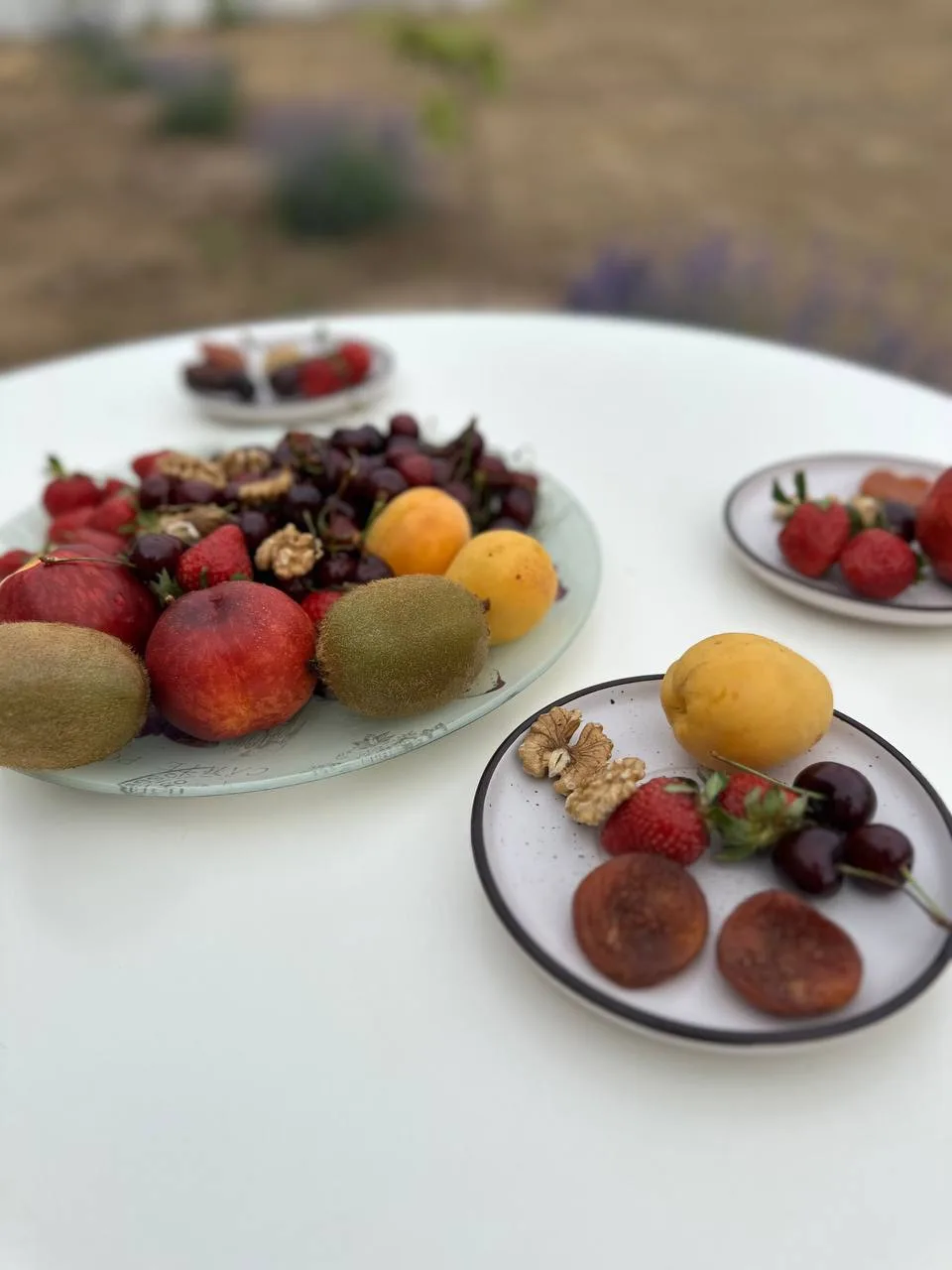 Сегодня у нас такой фруктовый натюрморт (прасад).  А на заднем  фоне наши кусты лаванды.