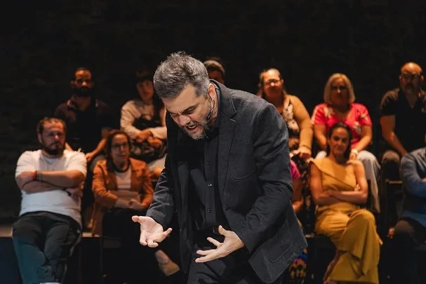 Суд над правдой в Авиньоне 🎭

На 80-м Авиньонском фестивале бразильянка Кристиан Жатаи превратила «