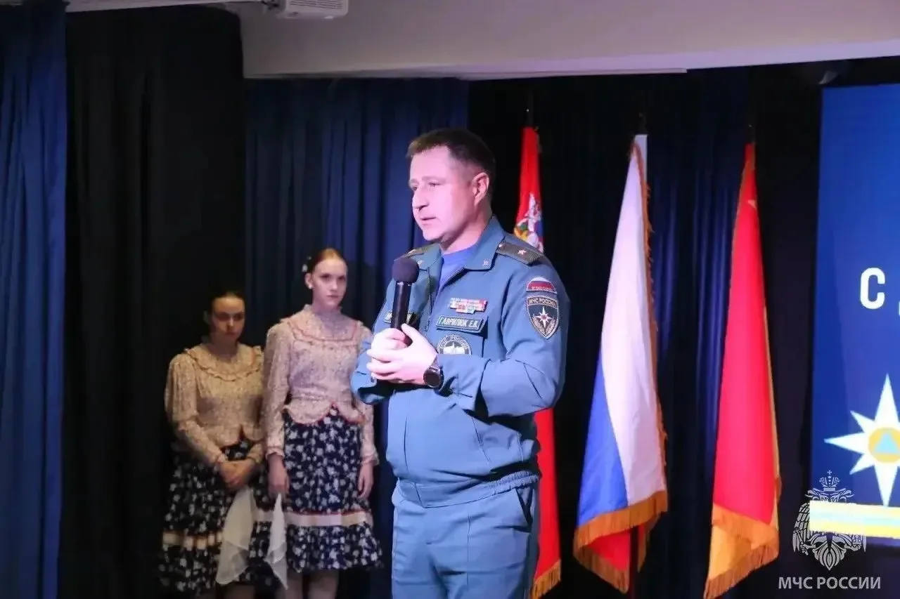 В ДК им. Г.В. Калиниченко прошел праздничный концерт ко Дню гражданской обороны и награ...