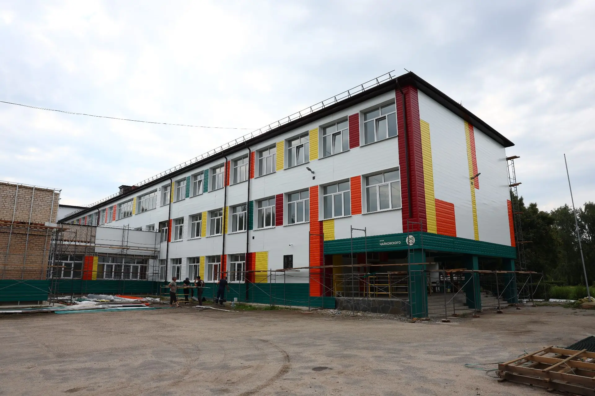🏫 Школа посёлка Тимирязевский, обновленная по народной программе Единой России, готовится распахнут
