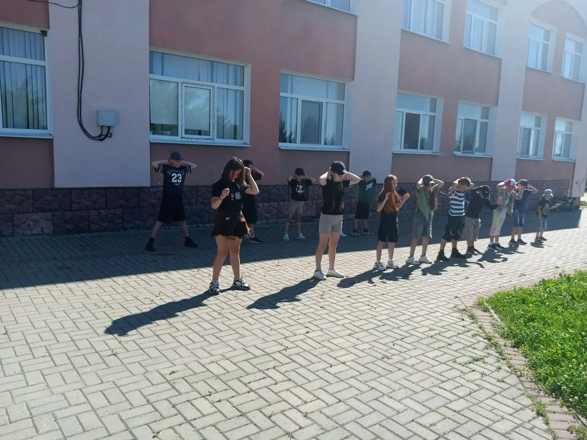 Сегодня в пришкольном лагере "Улыбка" (филиал в с. Каменка) прошёл особенный день — День забав. Ребя