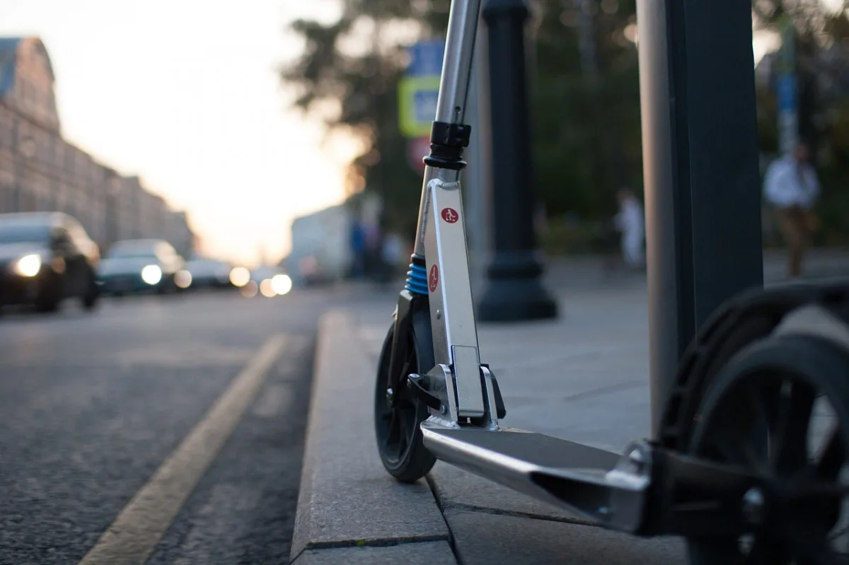 🛴 В России предложили запретить ездить на  электросамокатах без прав