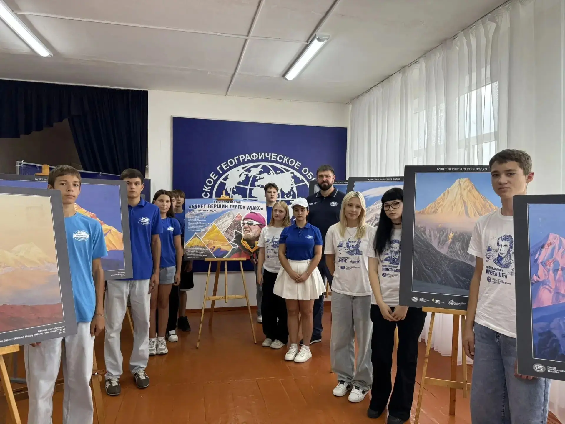 Активисты молодёжного клуба «АРГО» посетили выставку «Букет вершин Сергея Дудко»