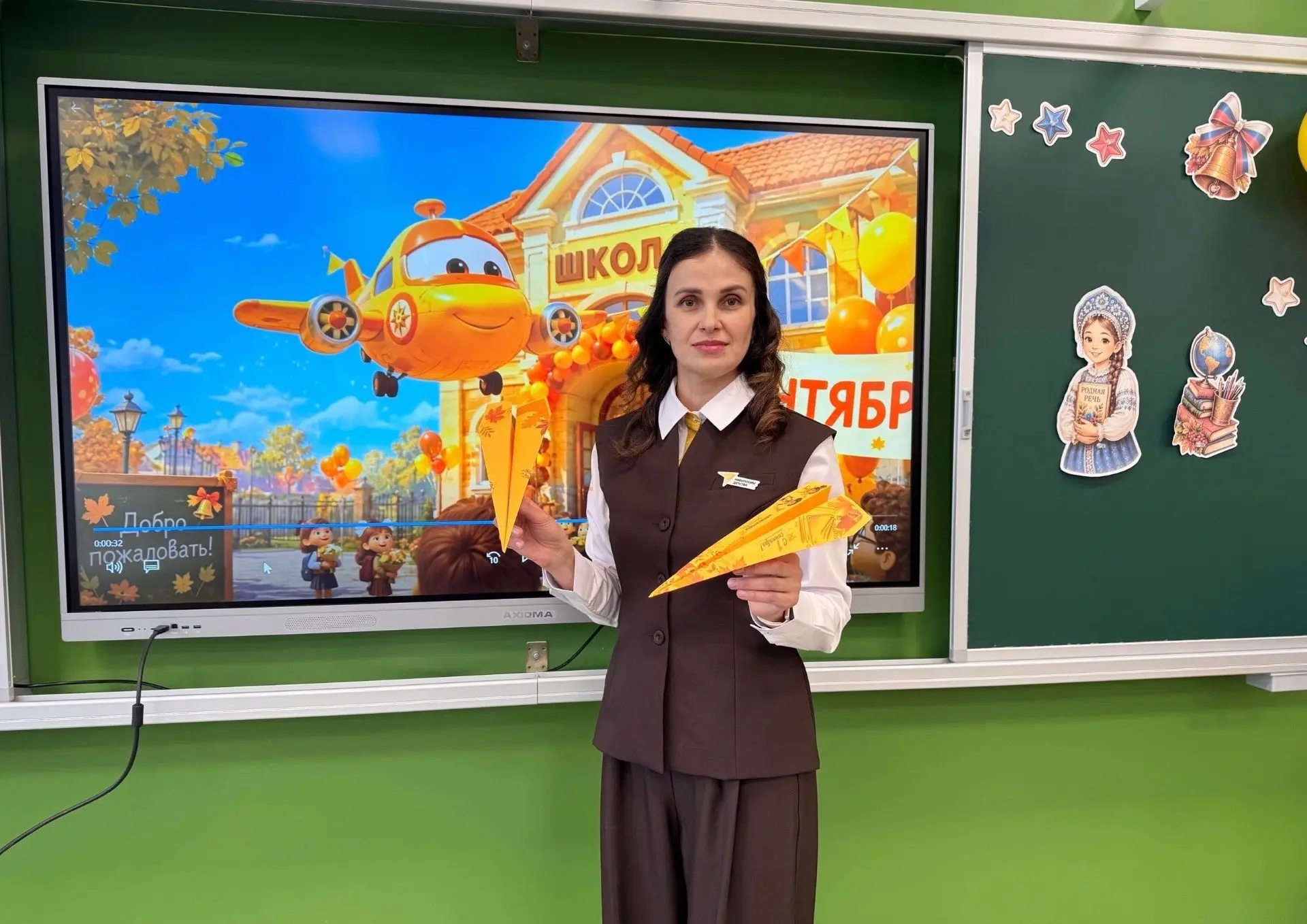 🎒В День знаний школьные коридоры наполнились не только цветами и бантами, но и бумажны...