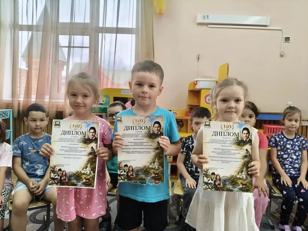 Зурлар төркеменә йөрүче Габдрахманов Аяз, Ибрагимова Сәмирә, Мухаматгалиева Раина, Муха...