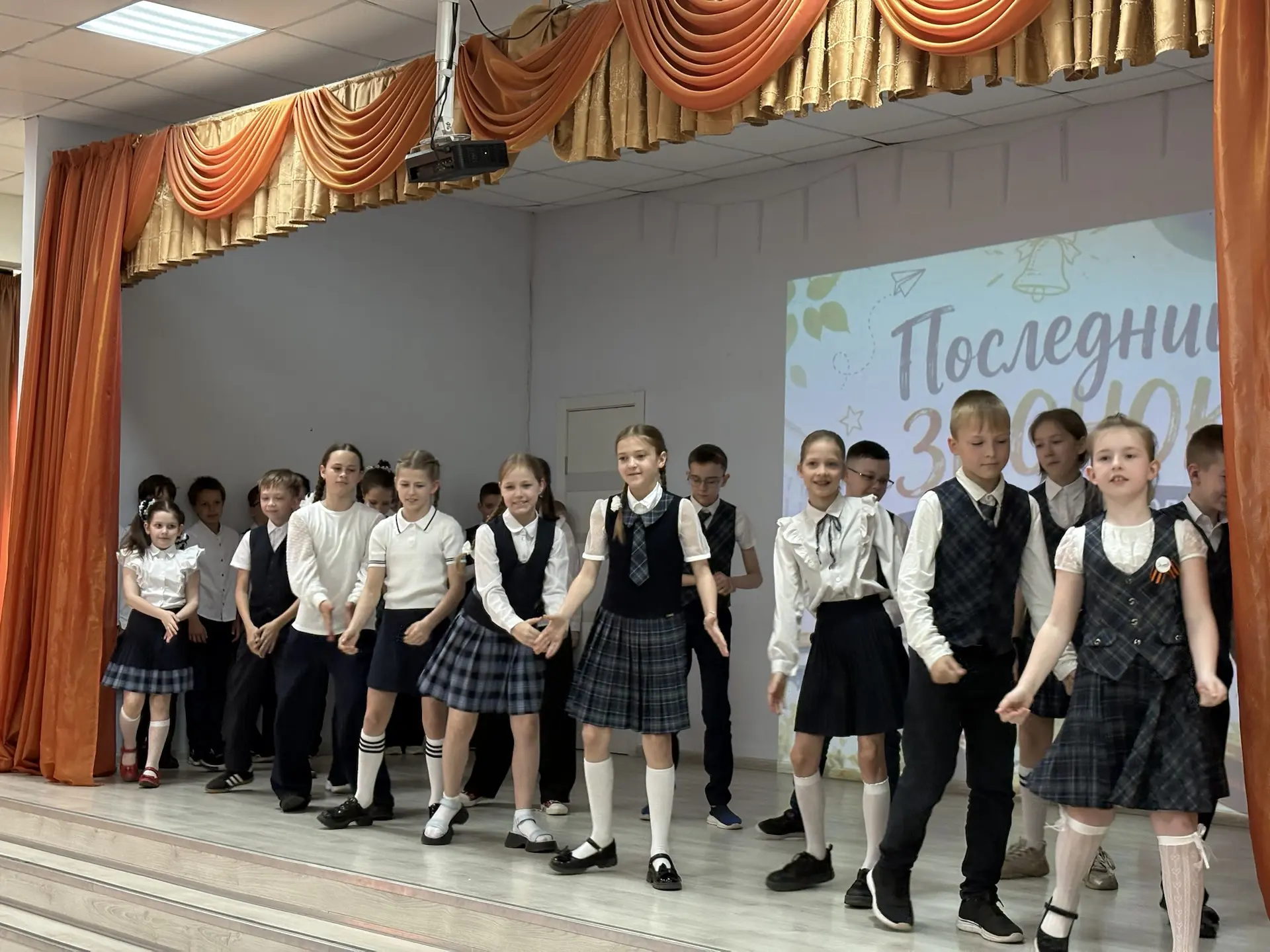 Сегодня у нас был праздник, полный слёз и улыбок — выпускной из 4 класса! 🎓  Ребята удивили всех: за