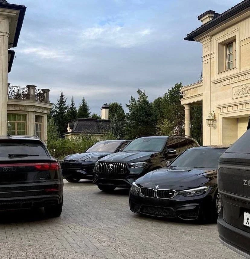 Сын Ирины Дубцовой хвастается роскошным автопарком  Артем Черницын, 20-летний сын певицы, снова прод