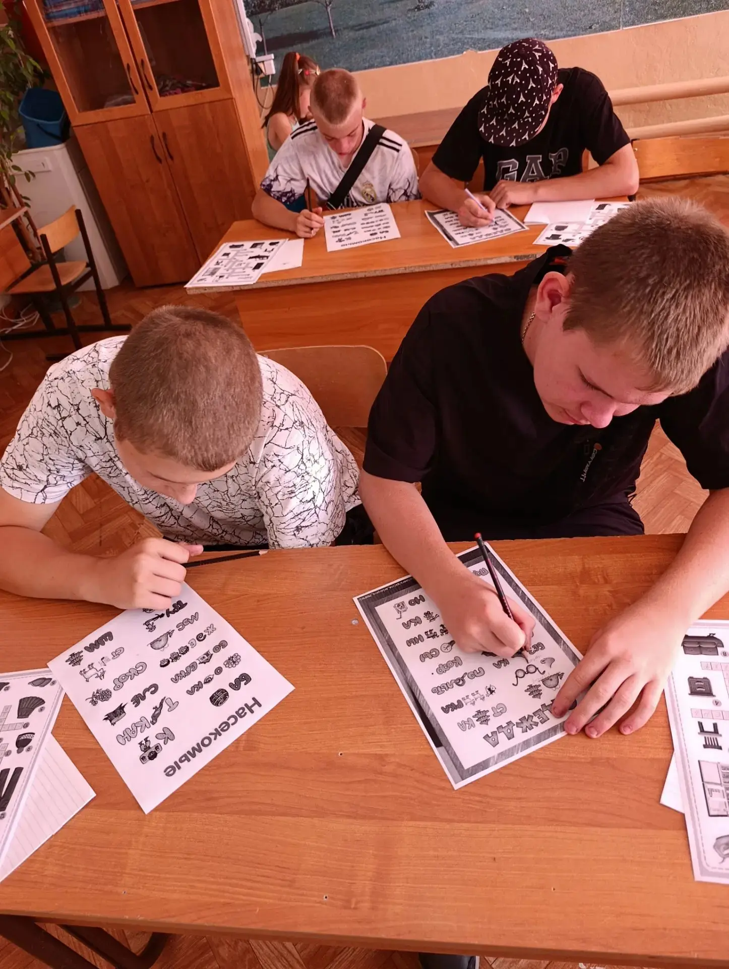 🧠 Загадки, ребусы и головоломки прямо на оздоровительной площадке!

Кто сказал, что на спортивной п