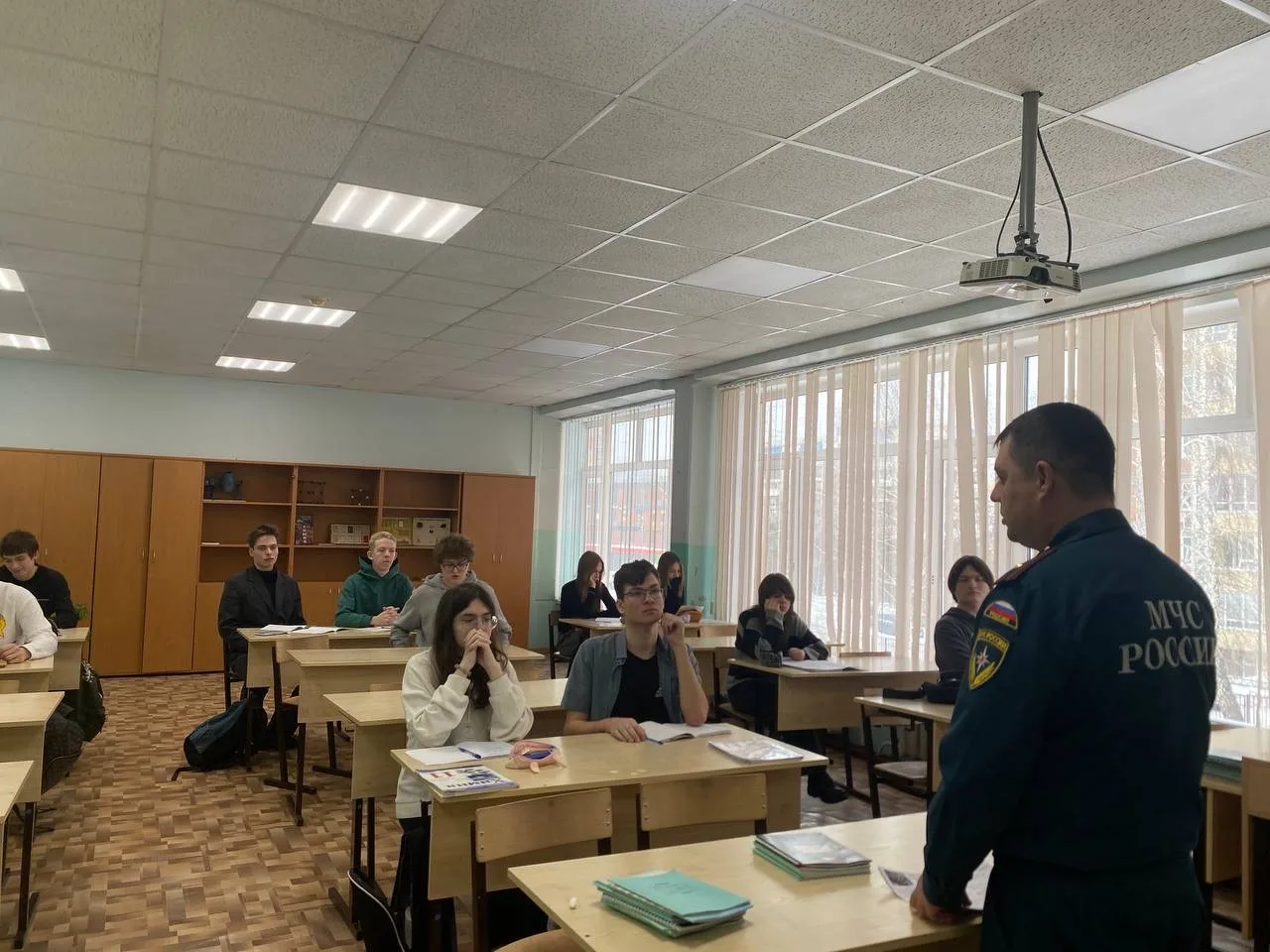 👨‍🚒 Встреча с представителем МЧС России  На этой неделе для учеников 10–11 классов прошла встреча с 