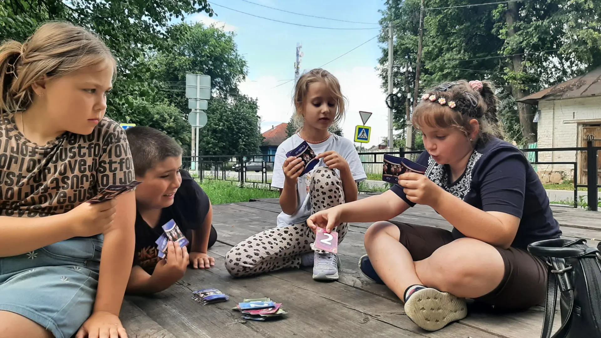 Продолжают работу наши дворовые площадки😉Играем,бегаем,прыгаем,пока позволяет погода☀️
#НеСкучноеЛе