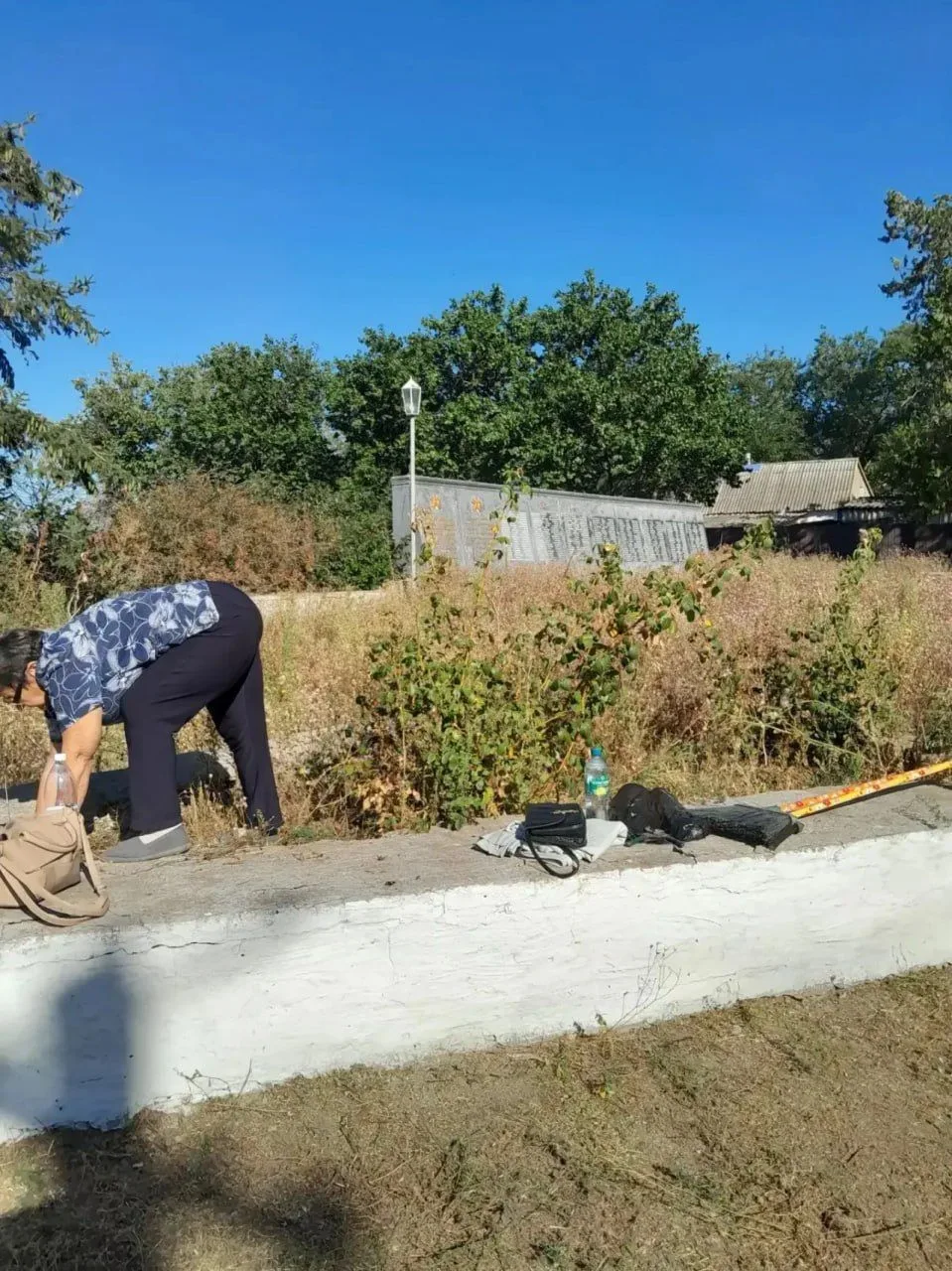 🧹 Готовимся к празднику: в селе Берестовое прошёл субботник у памятника