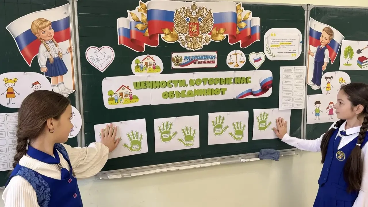Традиционно учебная неделя началась с поднятия флага Российской Федерации и Республики ...