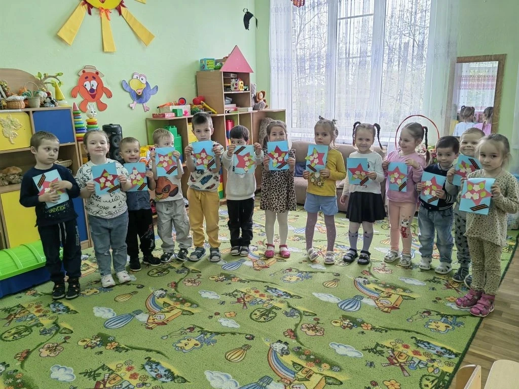 Замечательные открытки ко Дню Победы изготовили воспитанники средней группы.