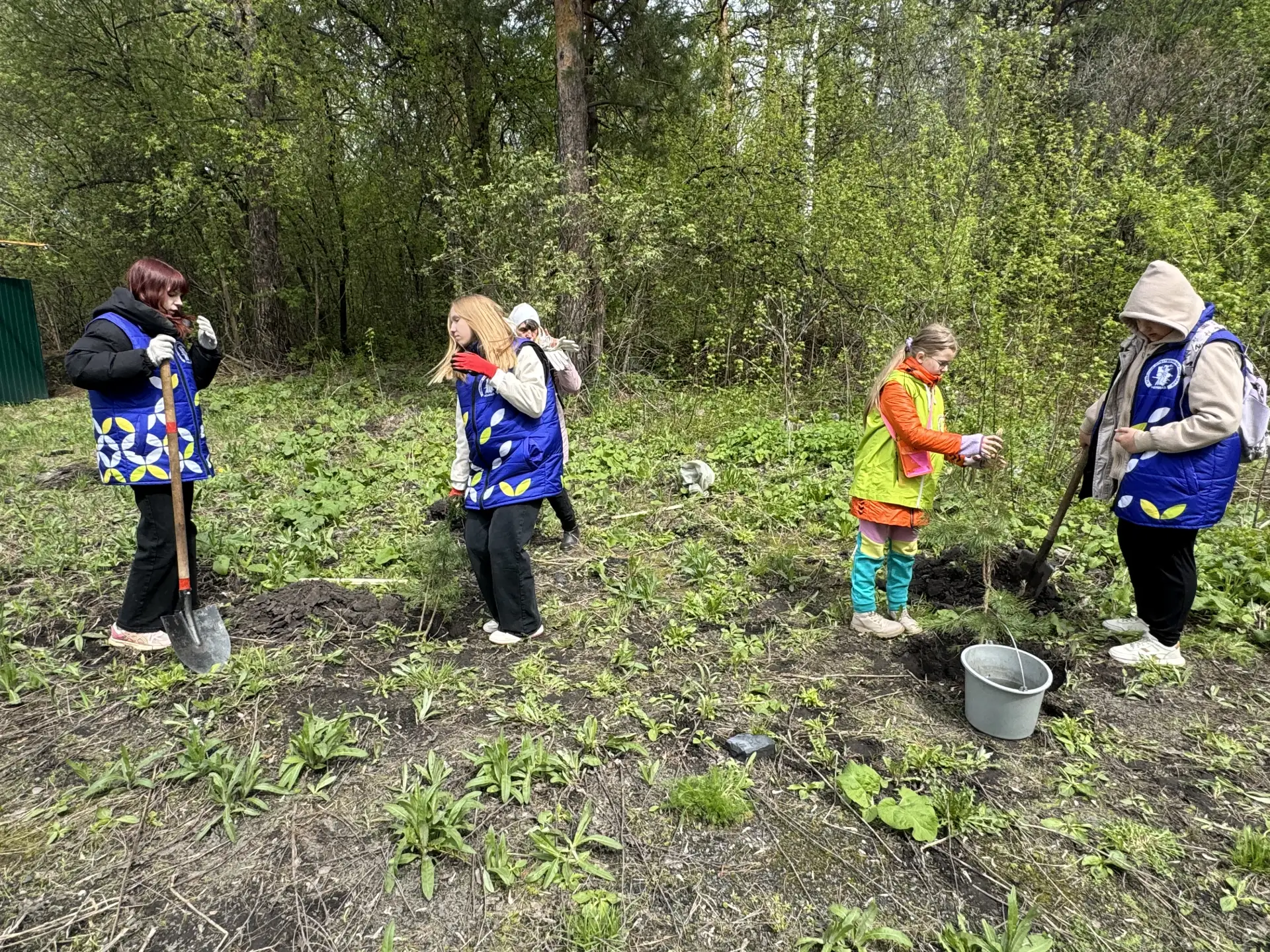 По всей стране проходит акция «Сад Памяти», Кузбасс — не исключение.   🌱Коллектив и юные натуралисты