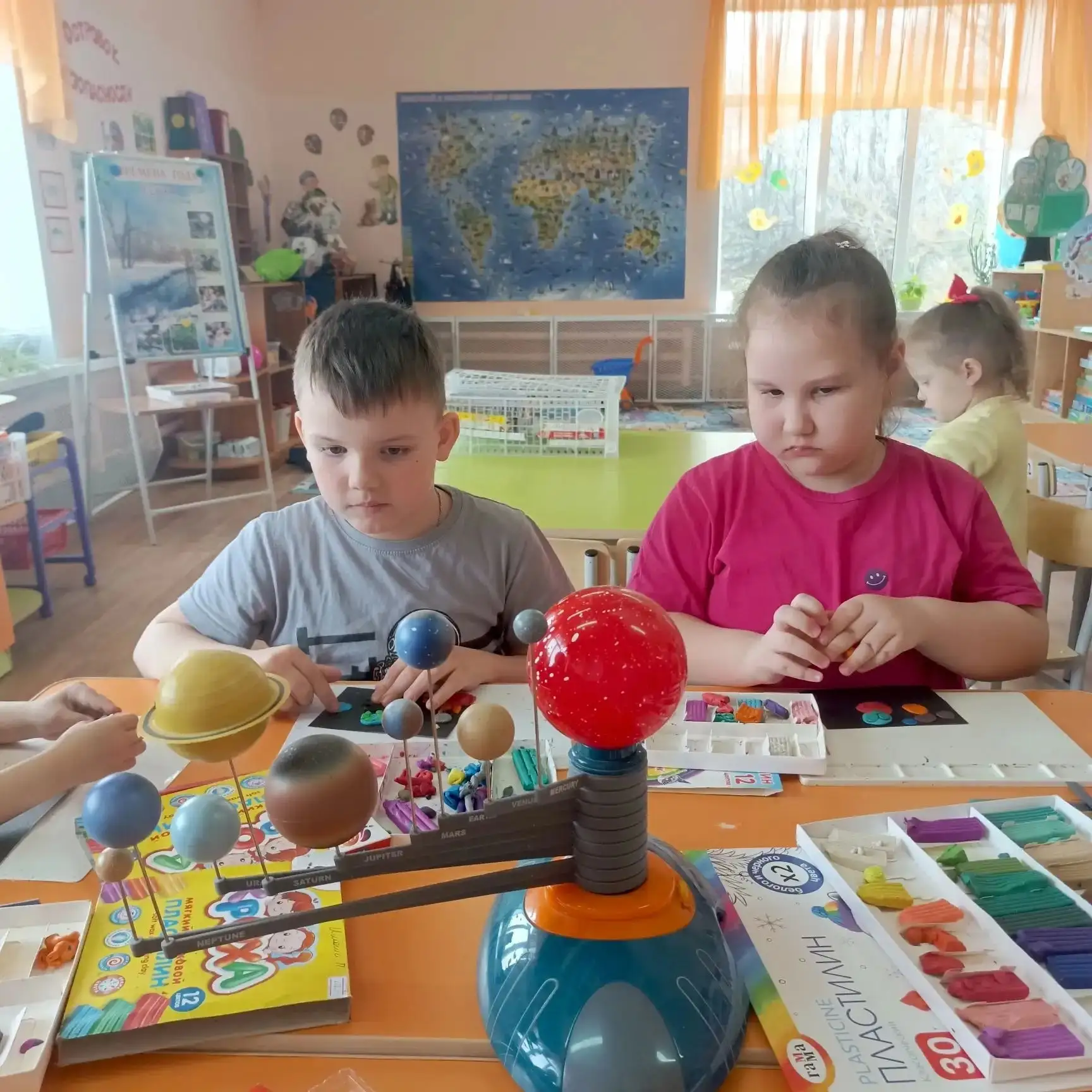 🚀 В подготовительной группе прошло увлекательное занятие по лепке на тему «Солнечная с...
