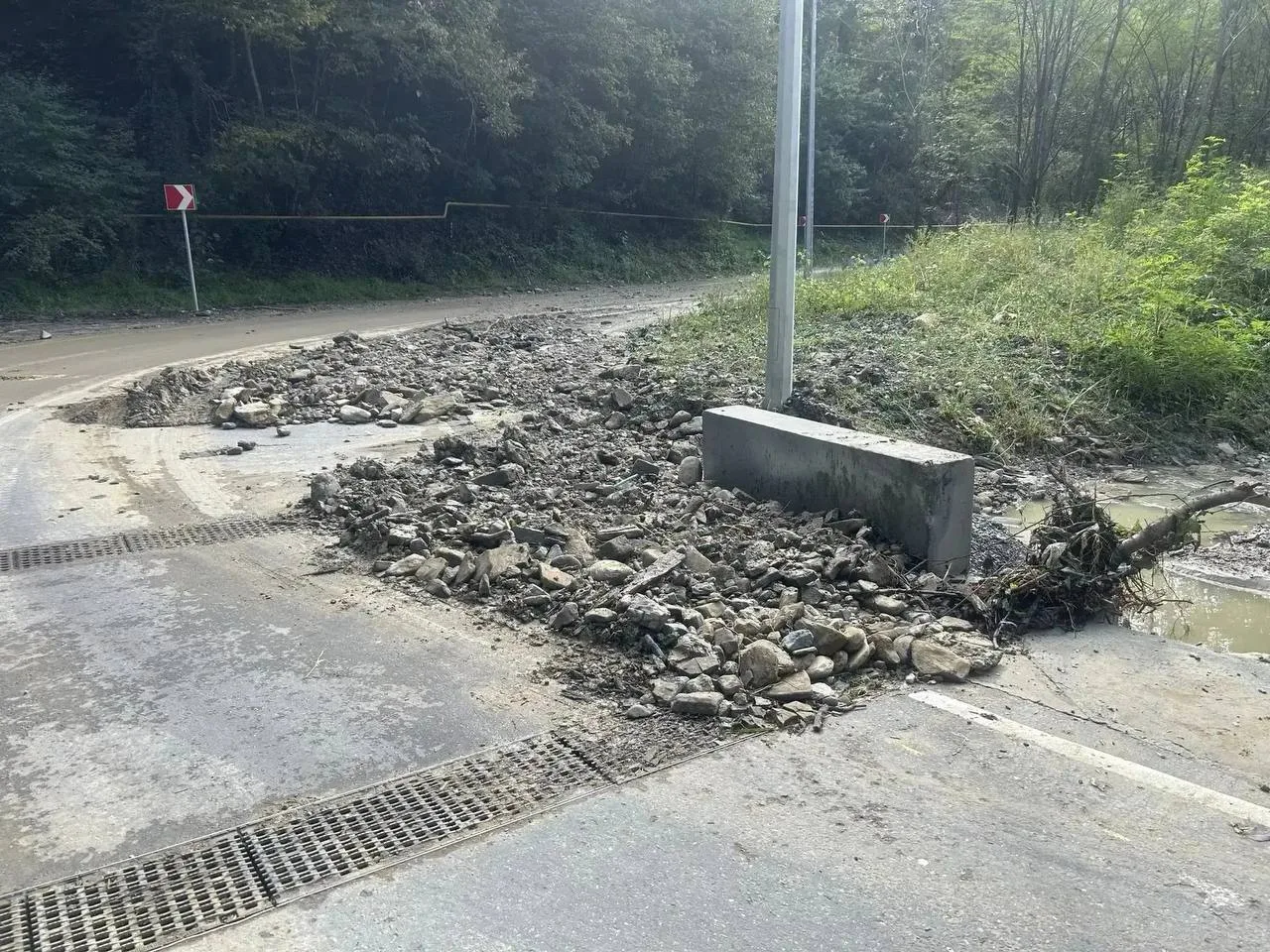 ⚠️ Сель сошёл прямо на свежий участок Новороссийского шоссе.