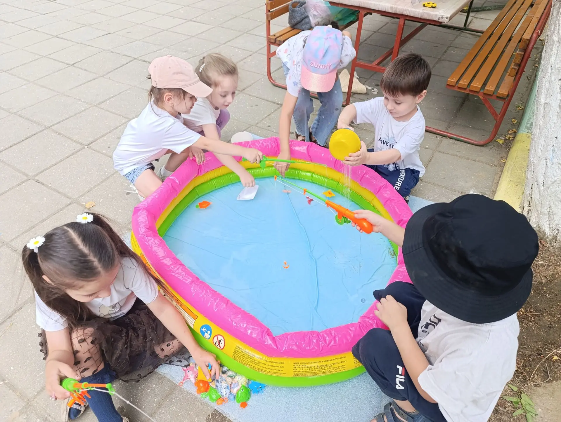 Сегодня у ребят из средней группы выдался чудесный летний день! ☀️ Мы устроили настоящую рыбалку пря