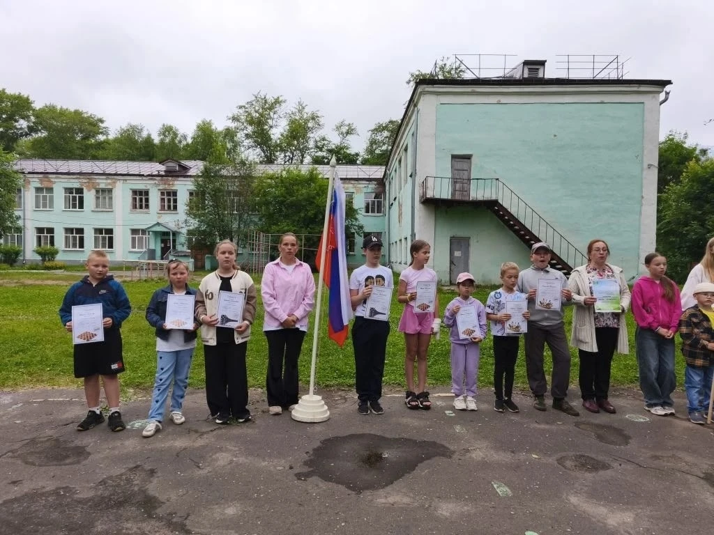 🗓️ День 1️⃣2️⃣ в лагере: насыщенный, яркий, по-настоящему патриотичный! 🎉🇷🇺 День начался с торже