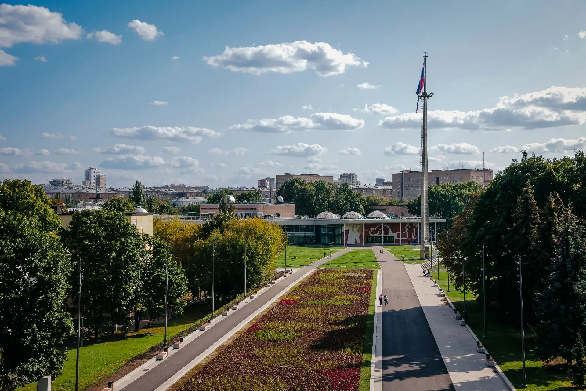 🌳 А вы знали, что дубовая роща рядом с Московским дворцом пионеров старше самого Дворца?

Справа пе