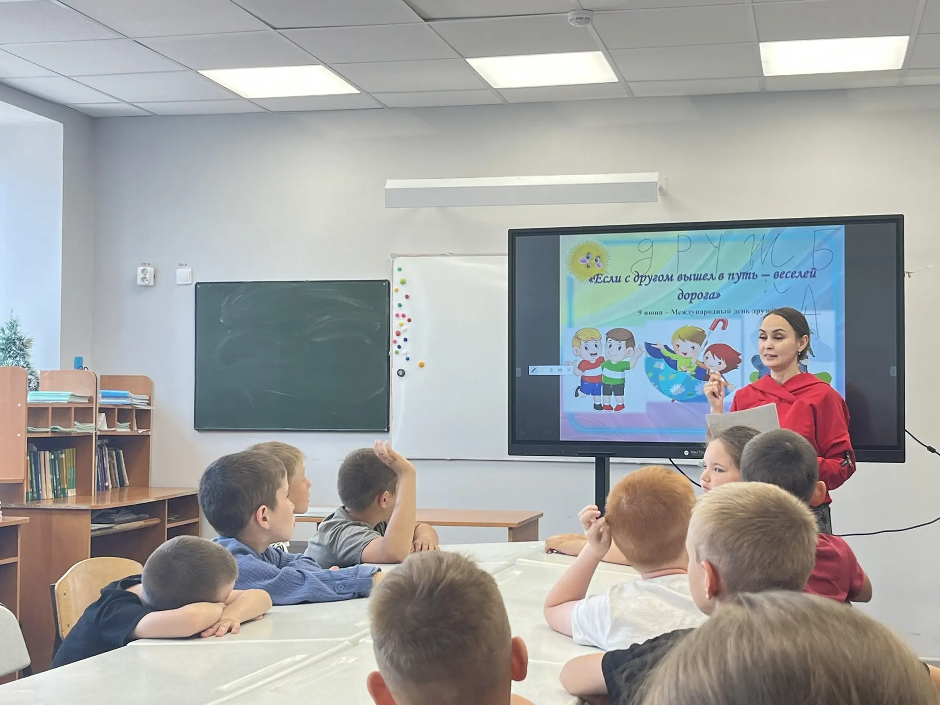 🤗 День дружбы в лагере: и умом, и мультиками, и добрым сердцем!

Сегодня в нашем лагере «Алые парус