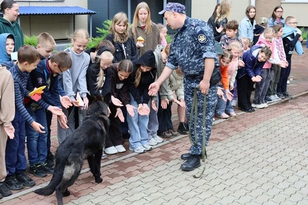Сотрудники кинологической службы уголовно-исполнительной системы Еврейской автономной о...