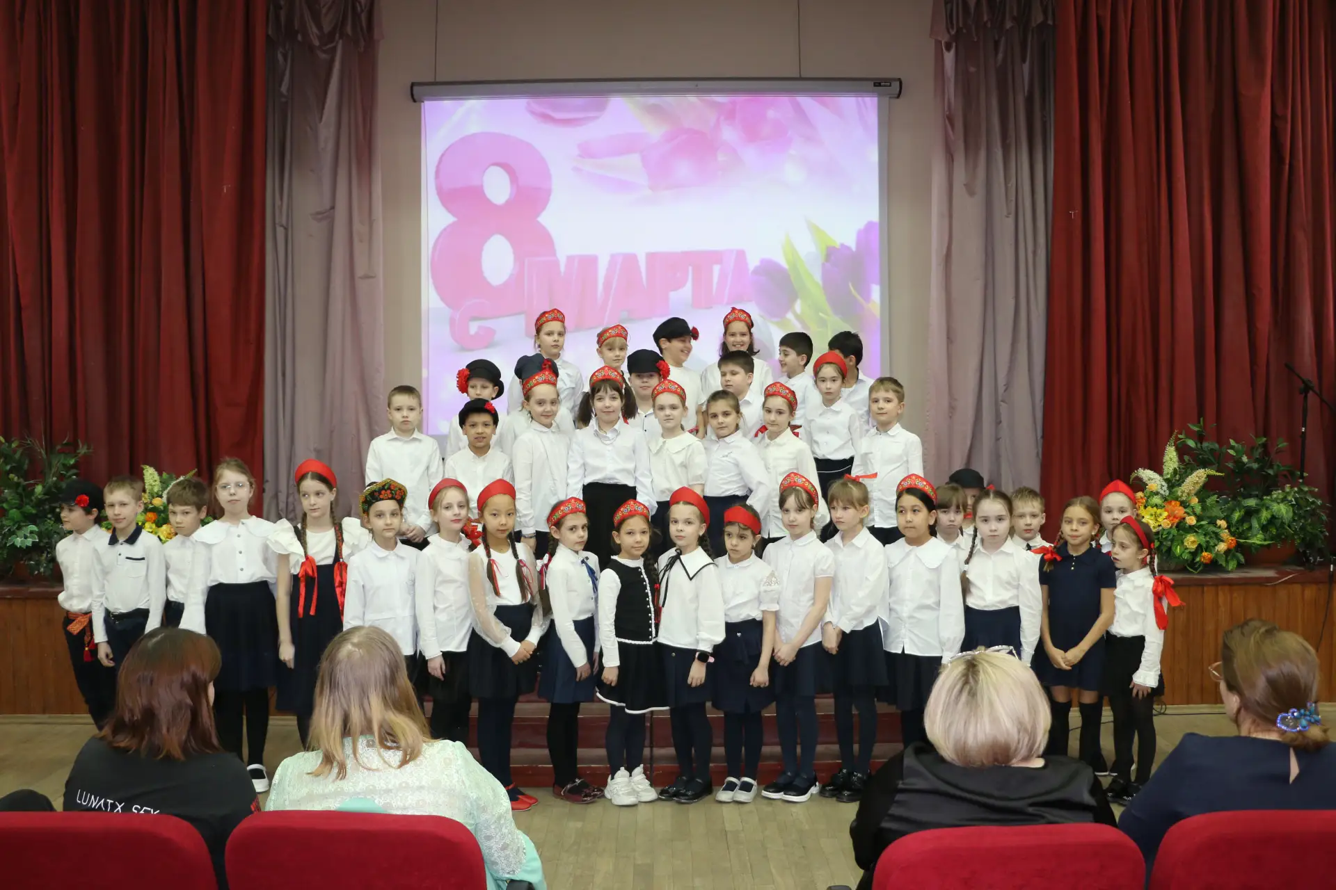 🌟 Весеннее настроение в школе  💥 Накануне Международного женского дня наша школа наполнилась особой 