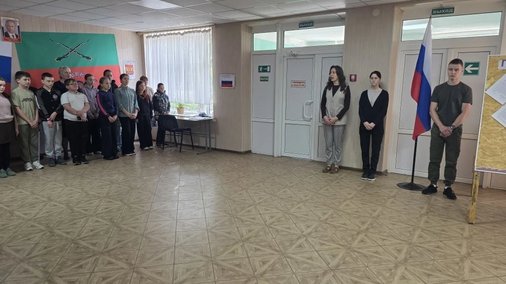 Новая учебная неделя в Менчикуровской средней общеобразовательной школе имени А. Яковенко традиционн