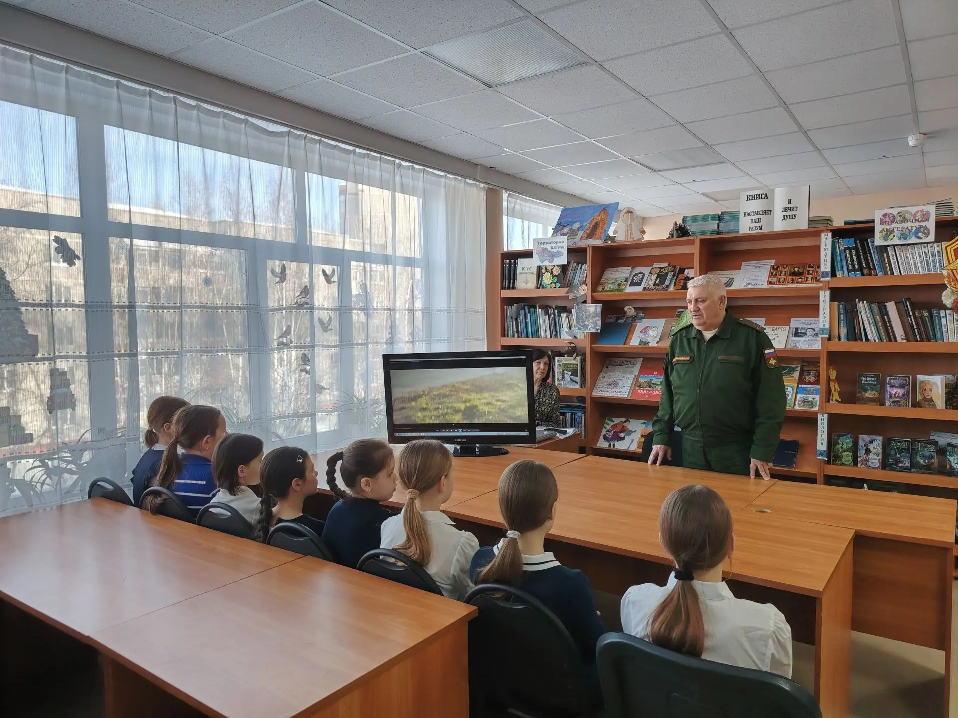 📚🇷🇺 В нашей школе состоялось торжественное открытие «Библиотечки героя». 🎖 В рамках мероприятия мы в