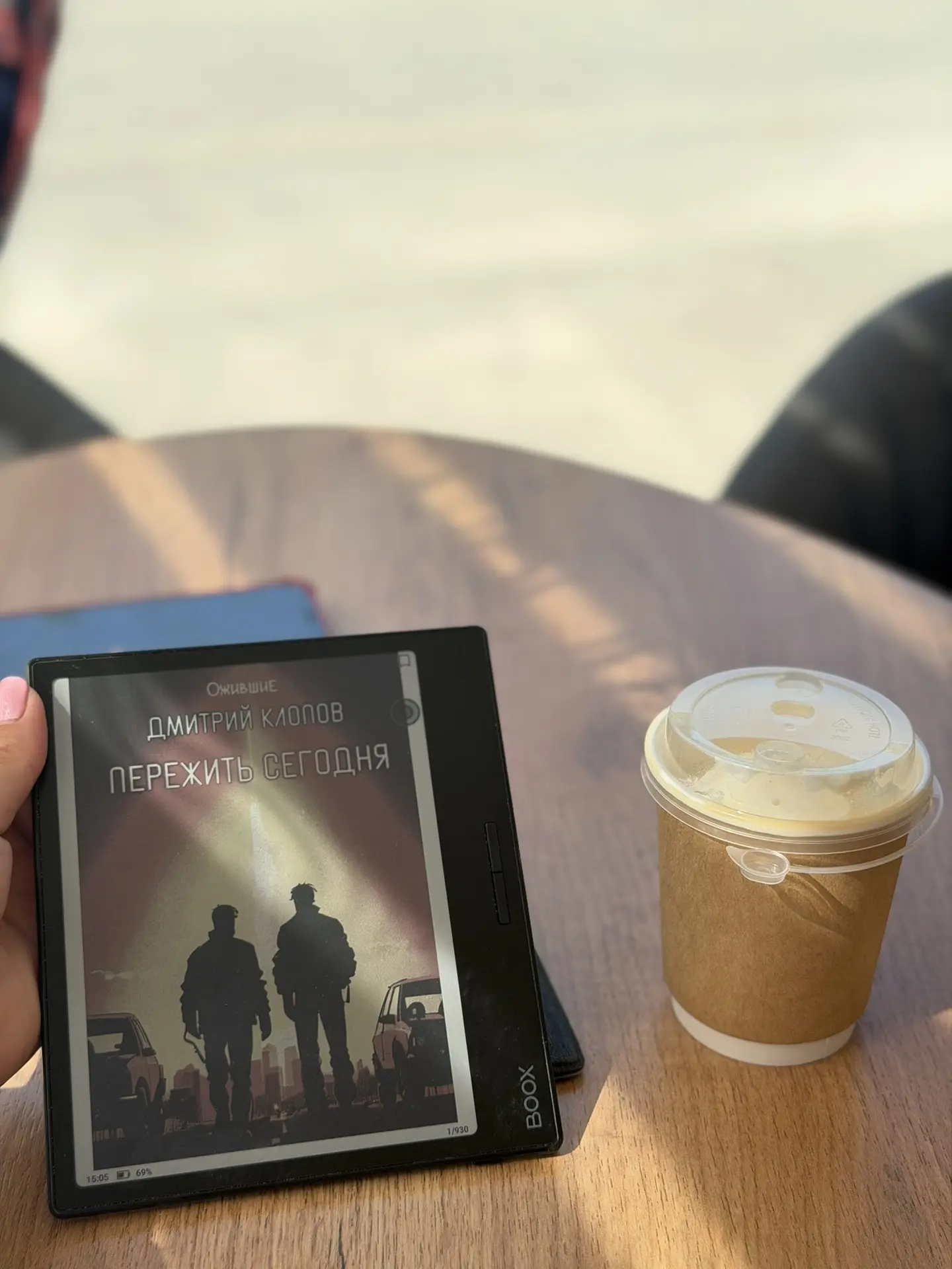 Зомби по всему миру!!!
И нет от них спасения… да-да, оказалось, что эта книга - весьма жесткая и бес